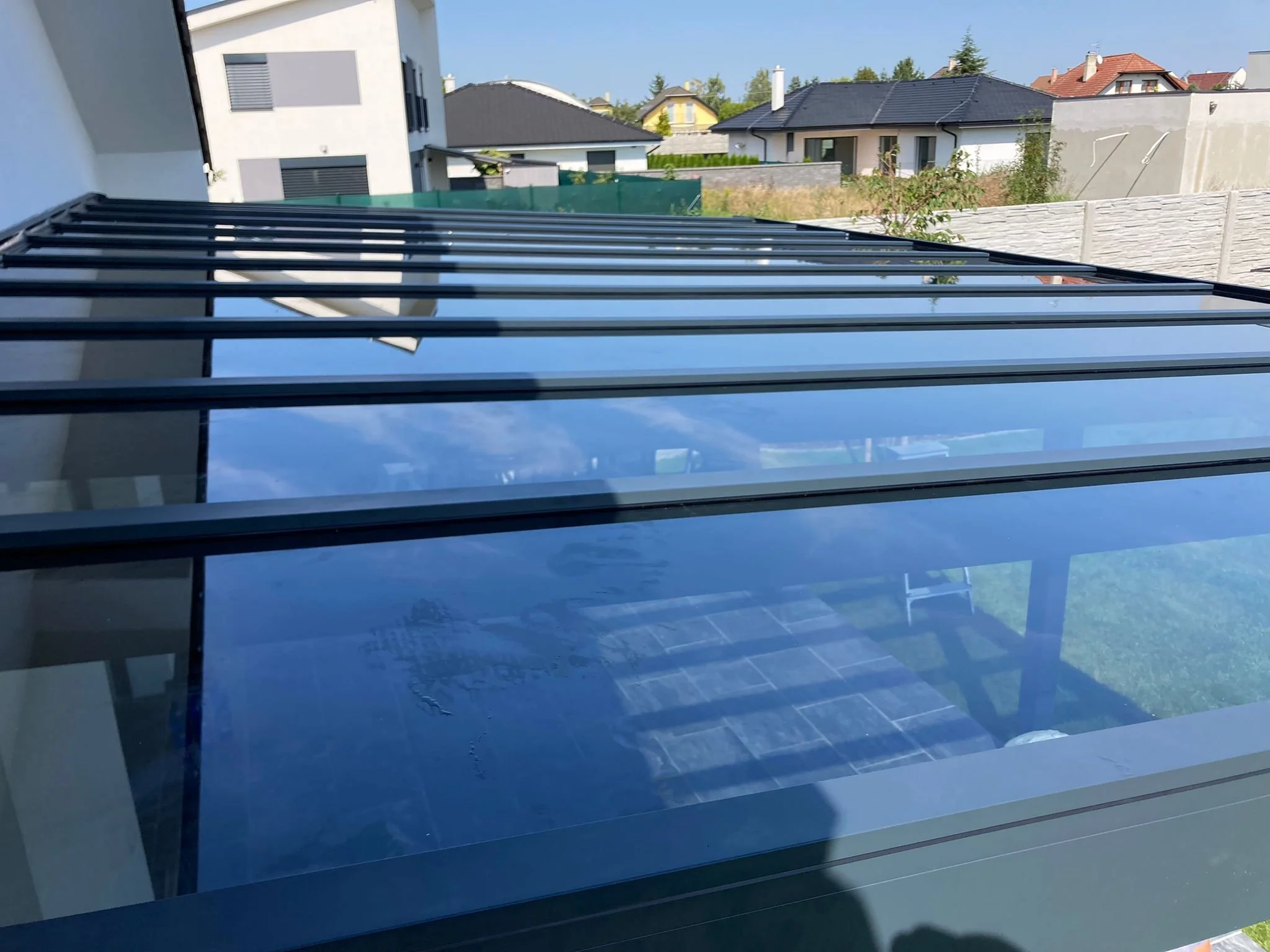 atlatszo-uveg-teto-antracit-pergola-01.jpeg