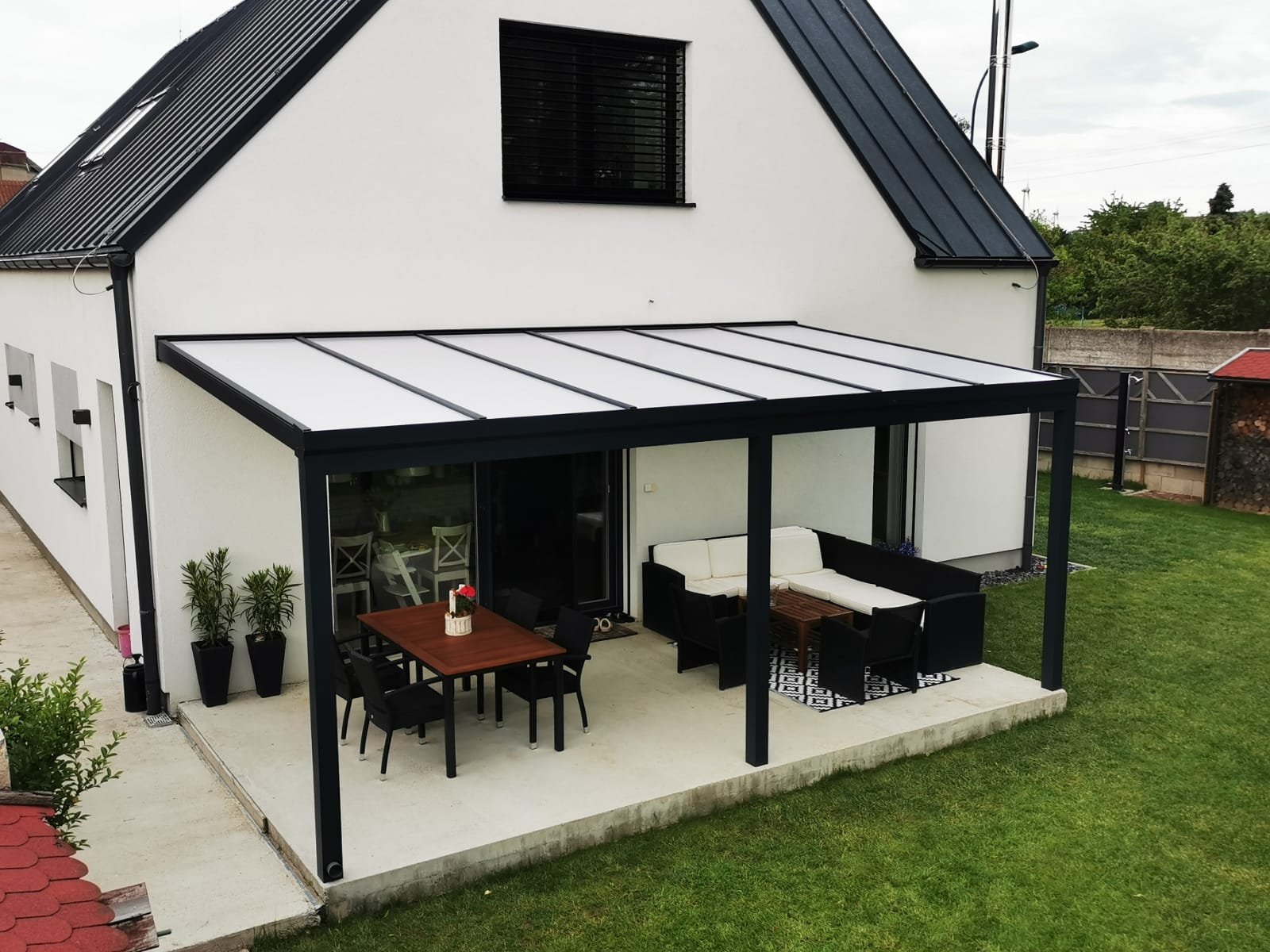 antracit-pergola-fix-tetos-polikarbonat-fedes-pest-megye-01.jpg
