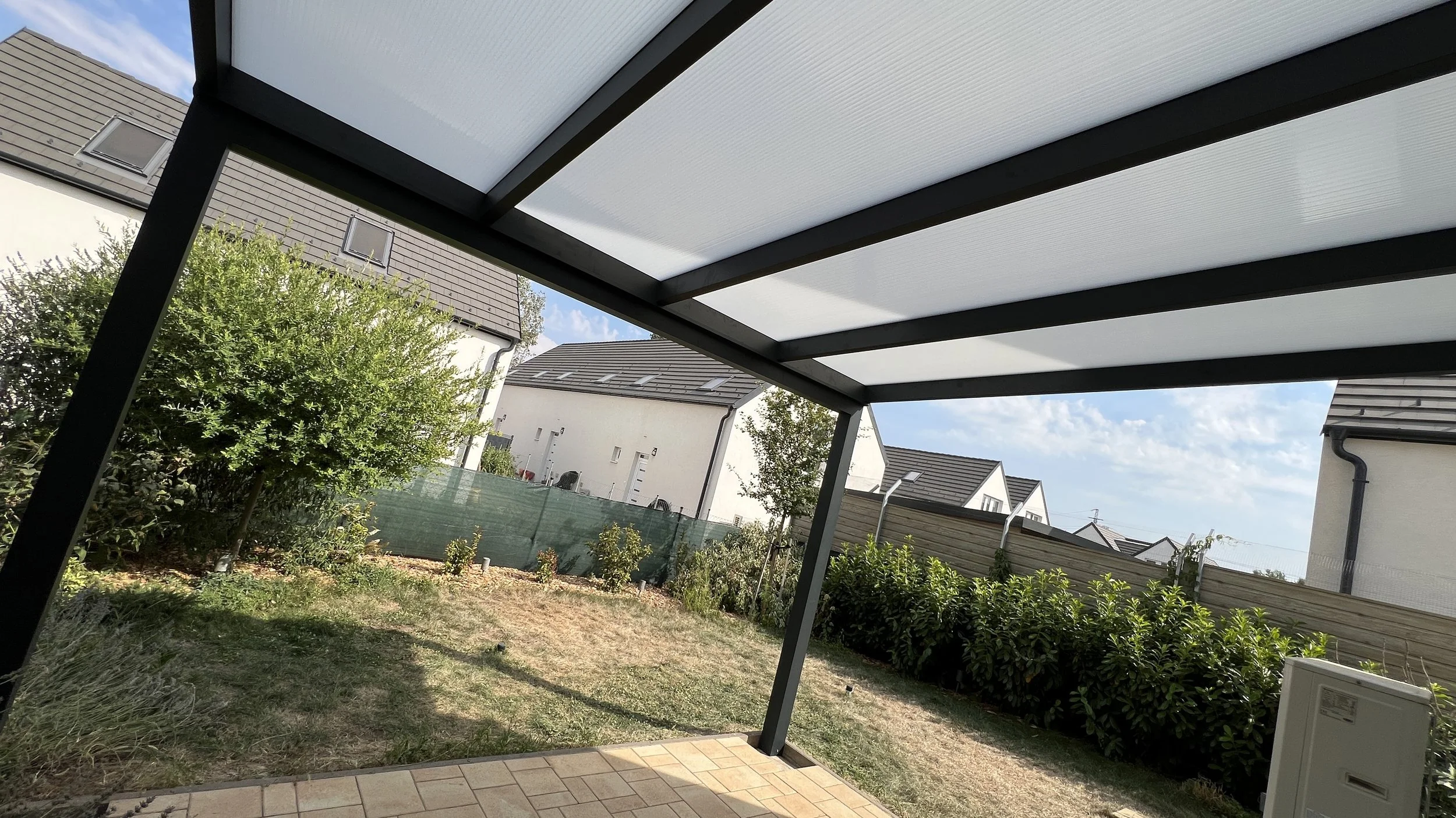 antracit-aluminium-pergola-teraszfedes-polikarbonat-teto-pest-megye-vac-02.JPG