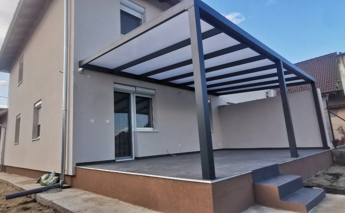 Antracit pergola polikarbonát tetőfedéssel. Modern teraszfedés