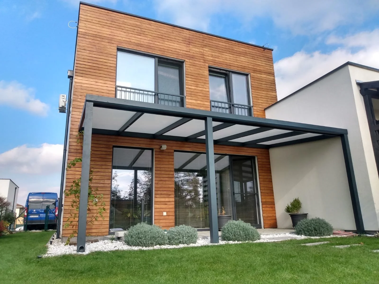 antracit-aluminium-pergola-eltolt-kozepso-labbal.jpg.JPG
