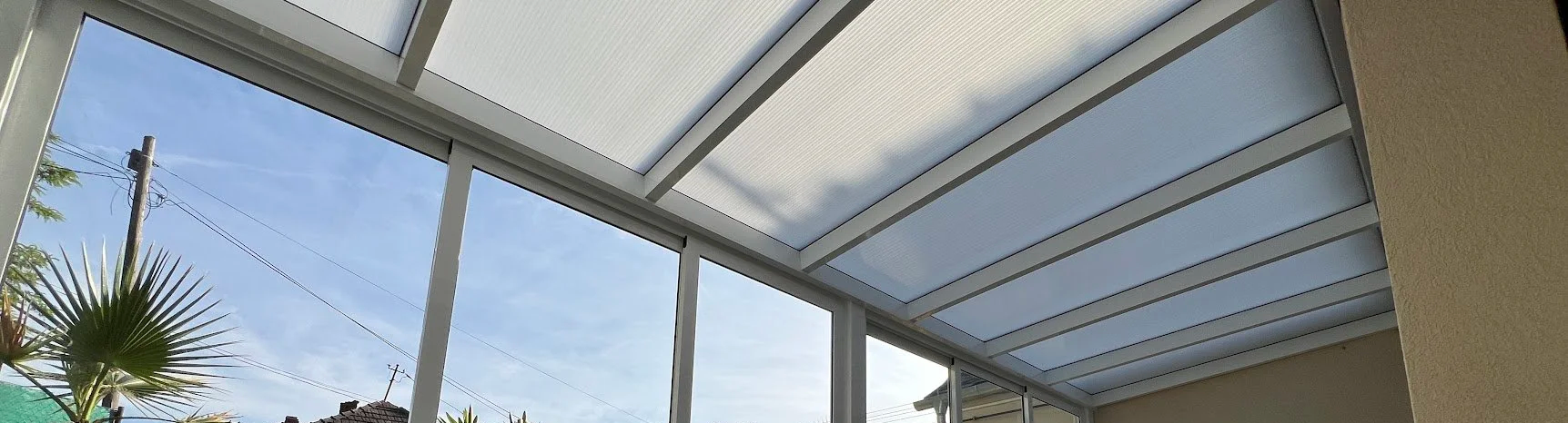 16mm-es polikarbonát egy szezonális télikert fix tetős fedéseként