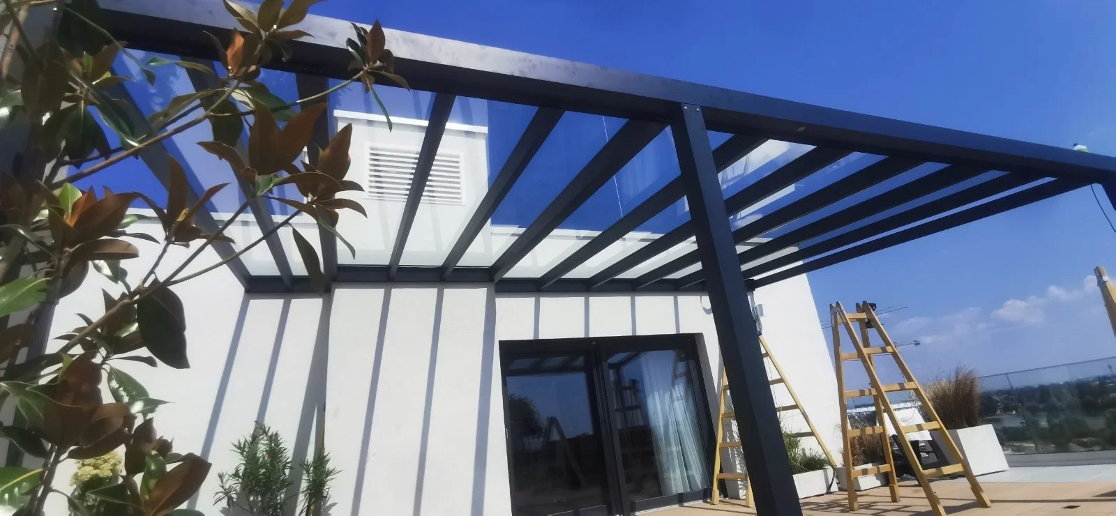 Modern erkély és üvegtetős pergola kivitelezése antracit alumínium szerkezettel