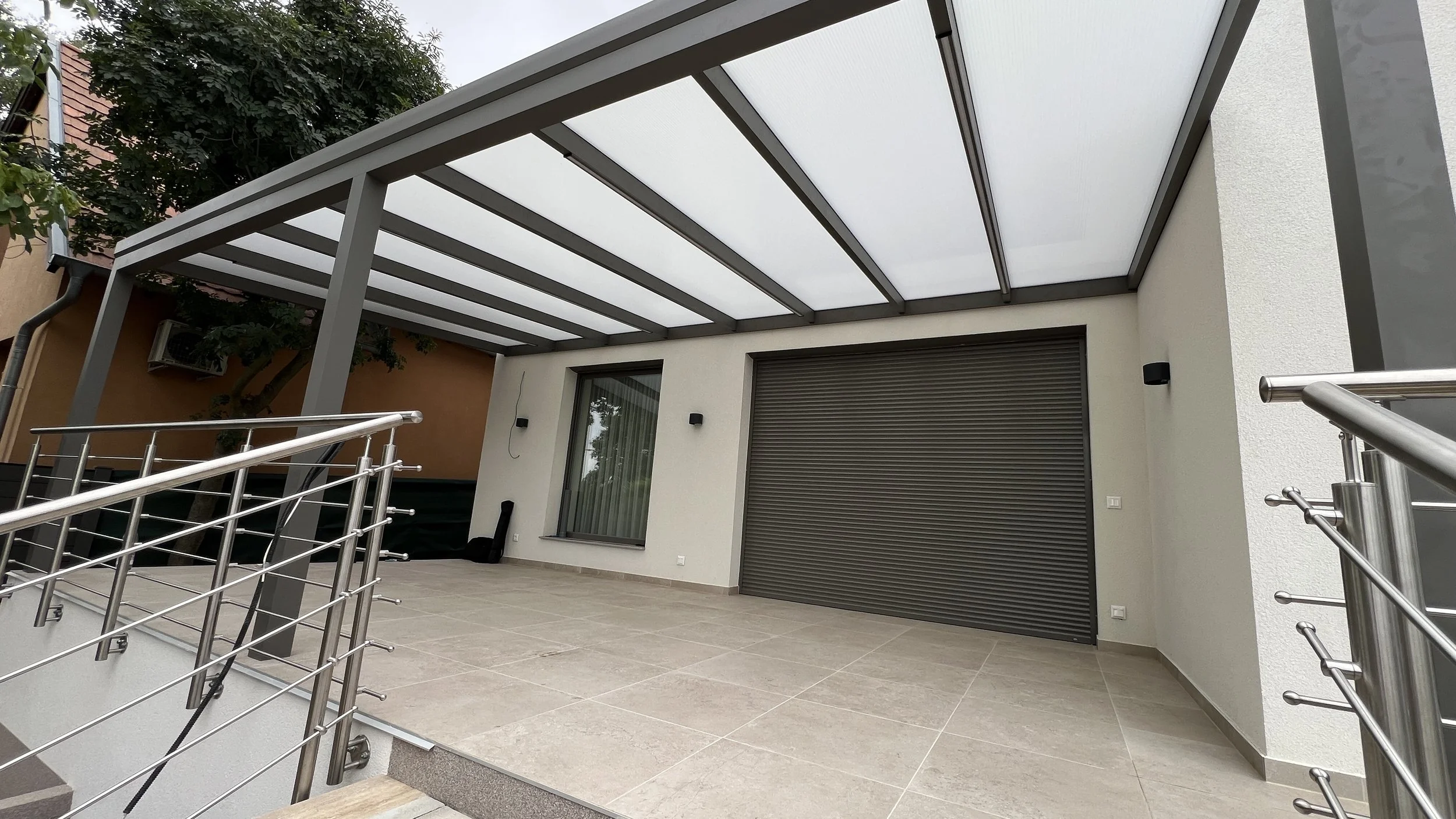 egyedi-ral-7039-aluminium-pergola-teraszfedes-polikarbonat-teto-budapest-01.JPG