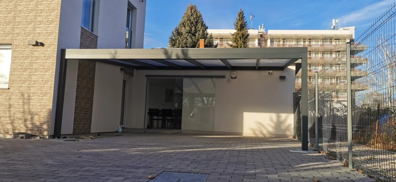 antracit-pergola-autobeallo-2-labon-polikarbonat-teto-01.JPG
