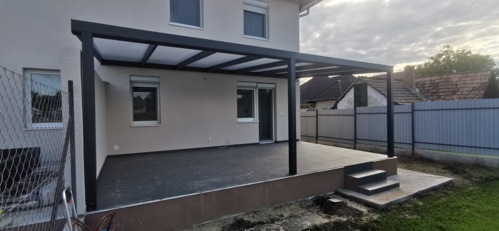 Modern, antracit pergola tejszínű üvegtetővel, eltolt lábakkal
