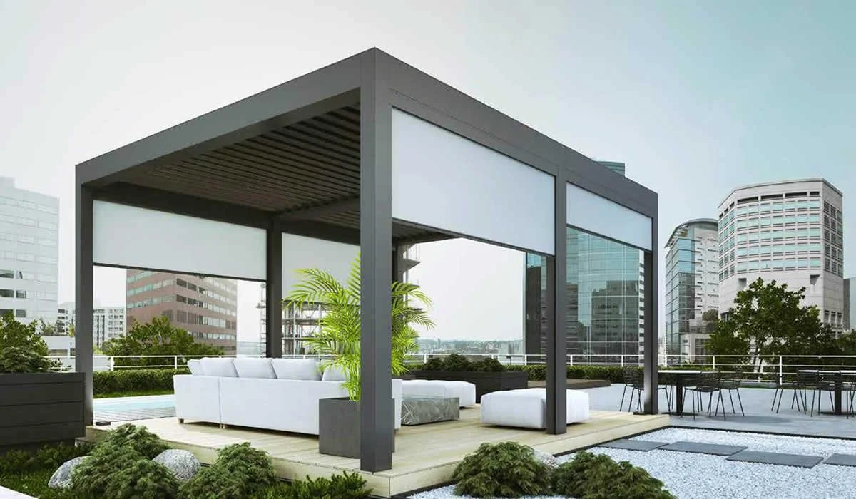 Szabadon álló modern tetőterasz, városi panorámával – elegáns pergola és üveg teraszfedés tetőtérre