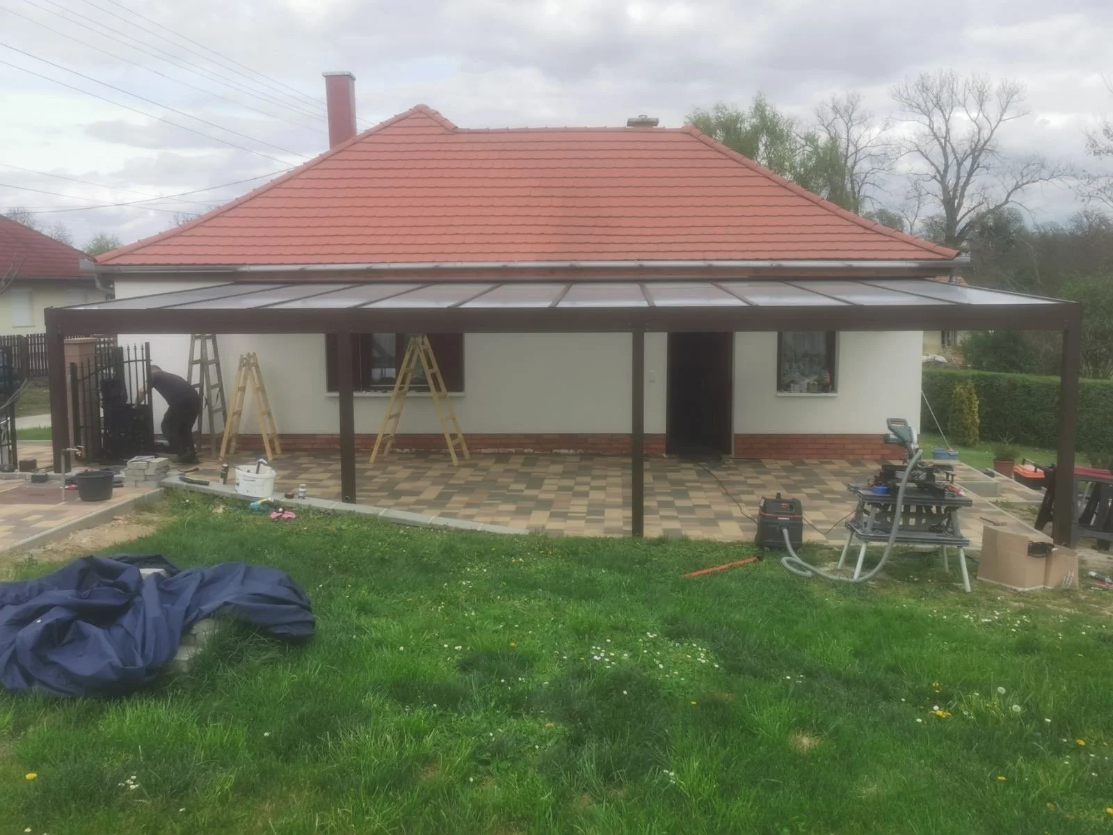 Folyamatban lévő csokibarna (8017 ST) színű alumínium pergola kivitelezés Pest megyében