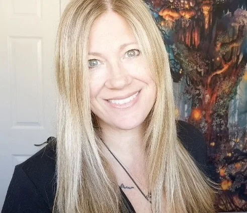 Anna is an integrative healing arts practitioner, as well as a coach and energy healer.