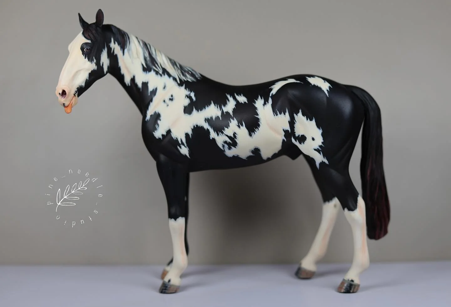 Resculpted Breyer Classic Thoroughbred // Black Overo 

Resculpt work done by @black.bird.studios.mh 

NEW guy on the block! Gorgeous Breyer classic thoroughbred with a new head and mane, painted into a beautifully striking black overo pinto. 

He is
