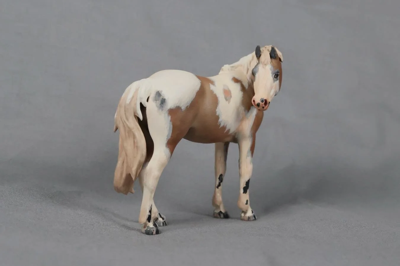 Meet Fluffanutter 🥜

Stablemate Camilla | Palomino Pinto 

Available FCFS at the Breyerfest Artisans Gallery 

Located at Table 25 

July 9th - July 11th

{Tags}
#breyer #breyerfest #modelhorses #modelhorsesofinstagram #breyers