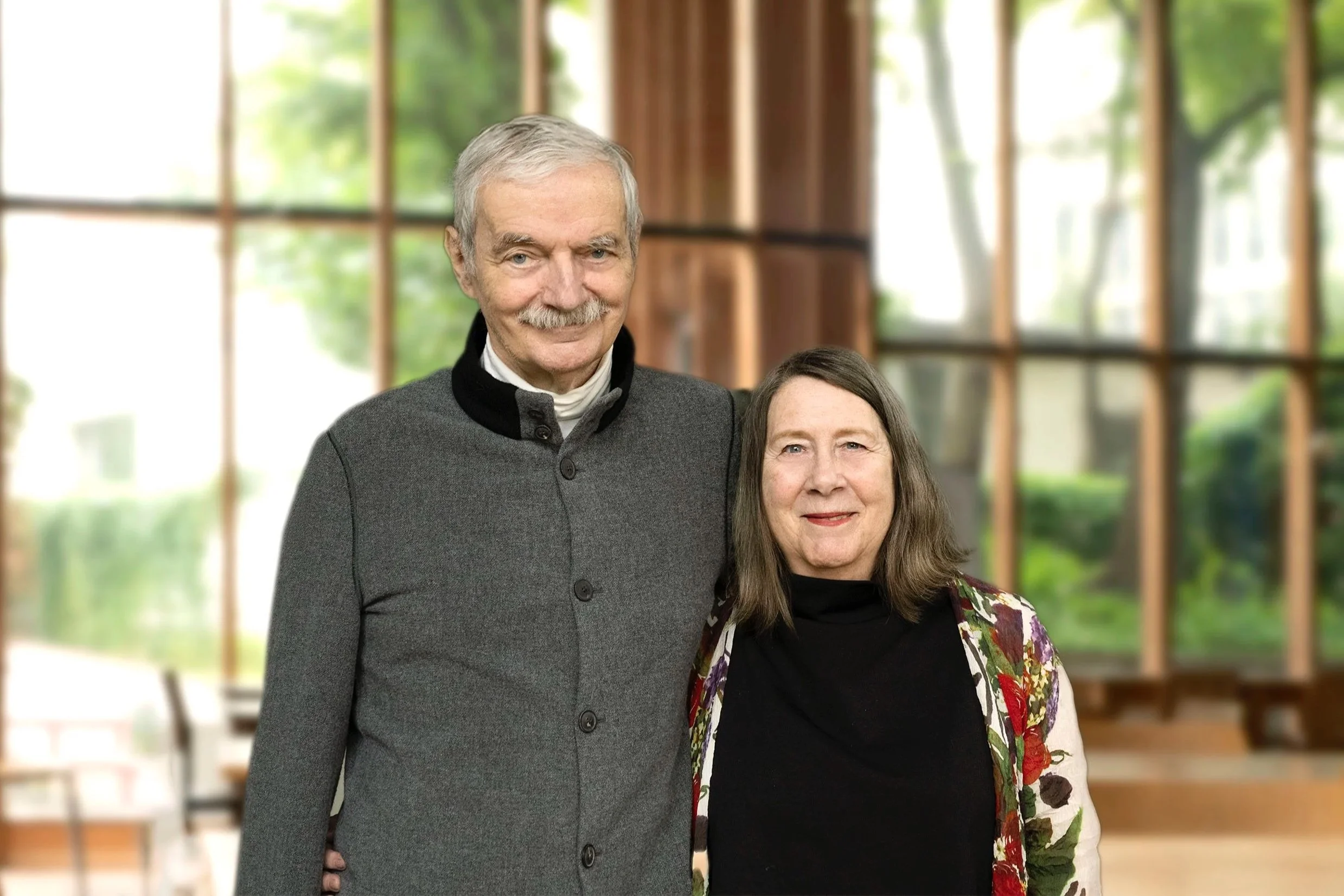 Udo Baer und Gabriele Frick-Baer in einem hellen Seminarraum
