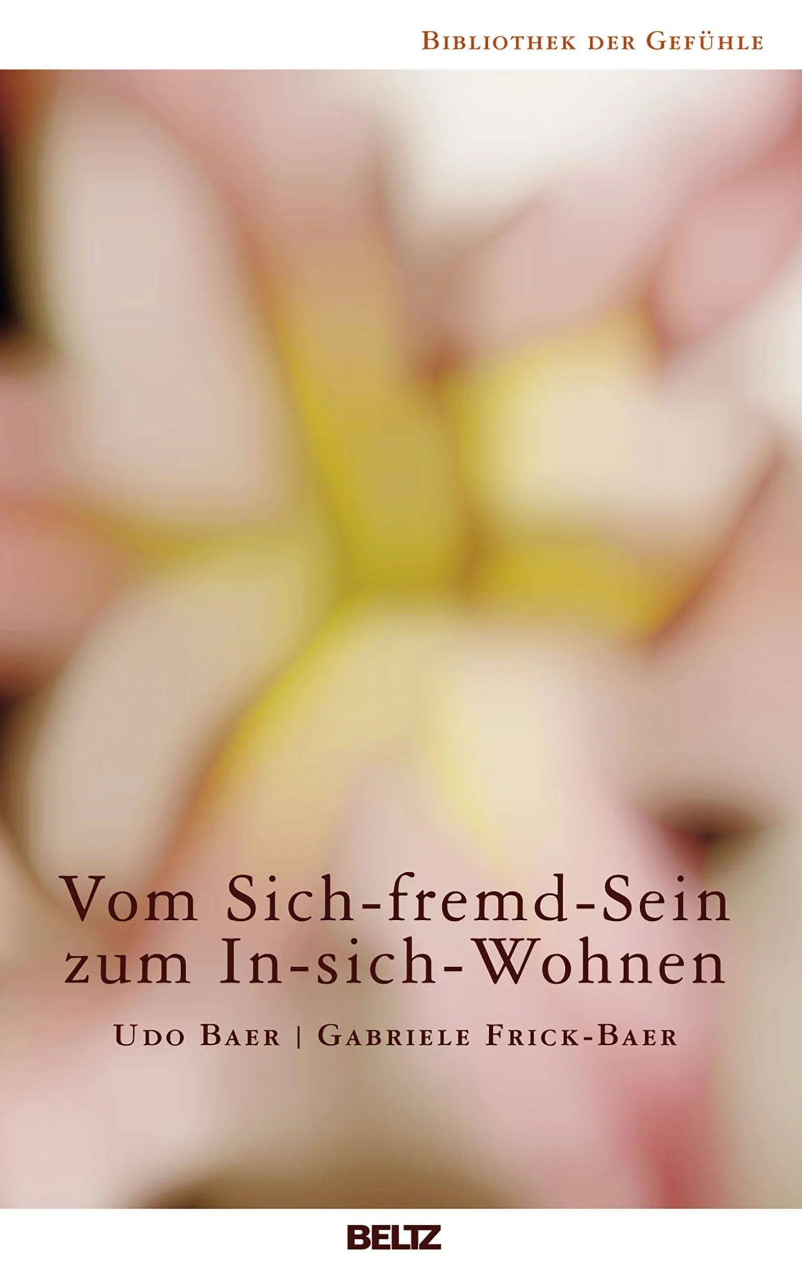 Buchcover mit verschwommenem Hintergrund, Titel "Vom Sich-fremd-Sein zum In-sich-Wohnen" von Udo Baer und Gabriele Frick-Baer, veröffentlicht bei Beltz, Teil der "Bibliothek der Gefühle"