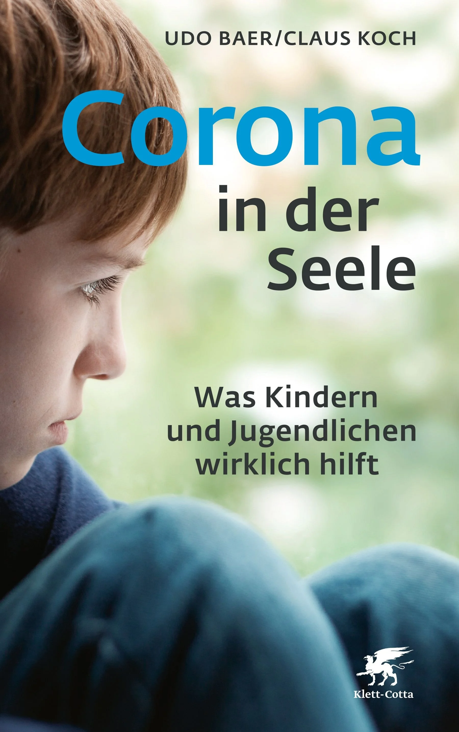 Buchcover mit einem Jungen, der nachdenklich aussieht, und grüner, unscharfer Natur im Hintergrund. Titel: 'Corona in der Seele', Untertitel: 'Was Kindern und Jugendlichen wirklich hilft', Autor: Udo Baer/Claus Koch, Klett-Cotta Verlag.
