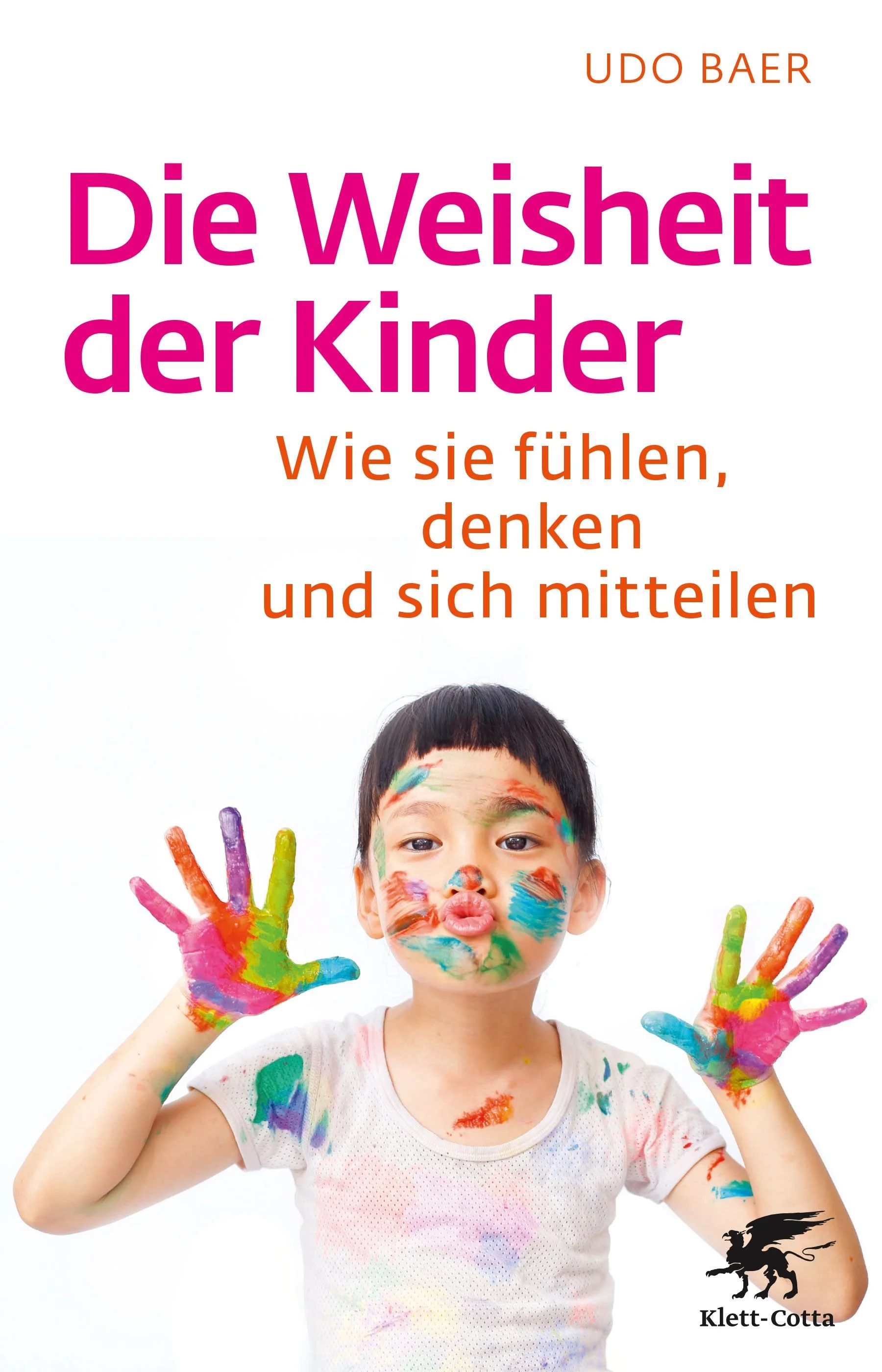 Buchcover mit einem Jungen, dessen Gesicht und Hände mit bunten Farben bemalt sind, das Titel 'Die Weisheit der Kinder' und Untertitel 'Wie sie fühlen, denken und sich mitteilen', Autor Udo Baer, Verlag Klett-Cotta.