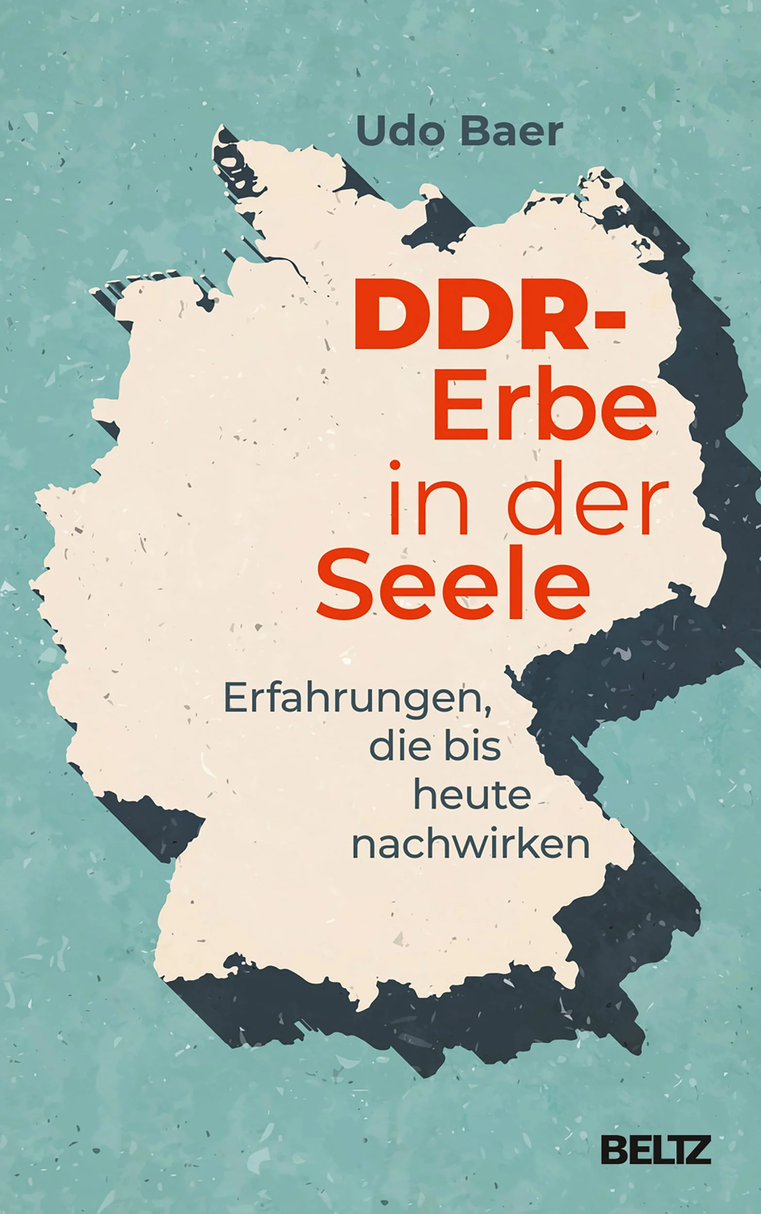 Buchcover eines Buches mit einer abstrakten Landkarte von Deutschland im Hintergrund. Der Titel lautet ‚DDR-Erbe in der Seele‘, der Untertitel ist ‚Erfahrungen, die bis heute nachwirken‘, und der Autor ist Udo Baer. Das Cover ist hauptsächlich in Türkis und Beige gehalten, mit rotem und schwarzem Text.