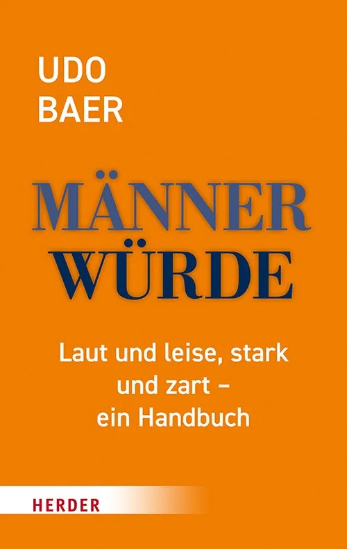 Buchcover mit orange Hintergrund, Titel 'Männerwürde' in großer blauer Schrift, Autorenname Udo Baer oben links, Untertitel 'Laut und leise, stark und zart – ein Handbuch', unten in roter Schrift 'Herder'.