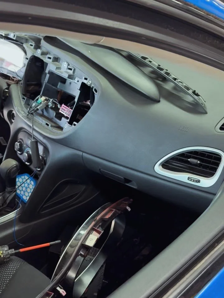 Here we have a tech installing an after market radio. 

#caraudio #bass #pioneer #sundown #speakers