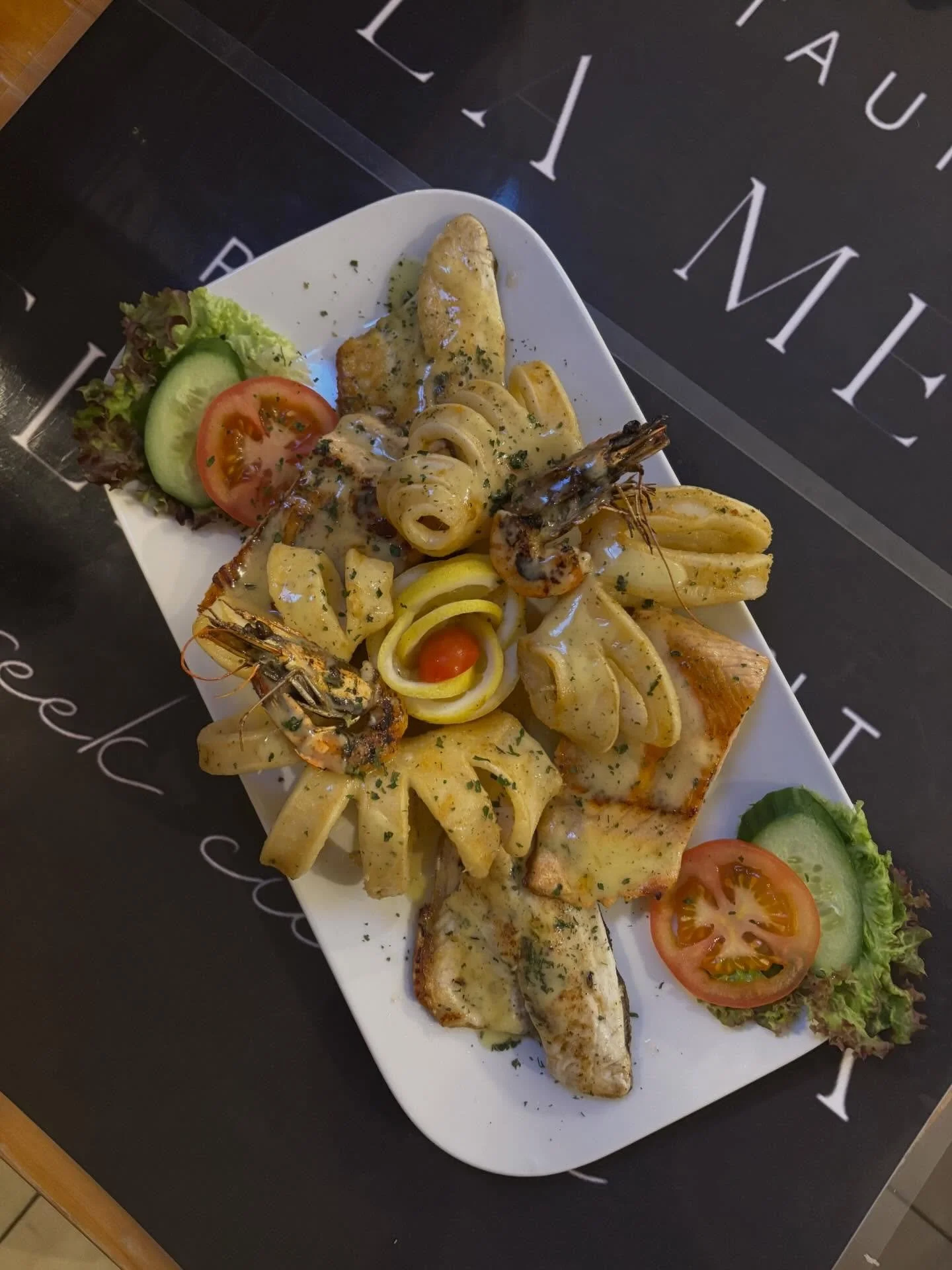 Ein wahrer Genuss f&uuml;r alle Liebhaber von Meeresfr&uuml;chten: Diese liebevoll angerichtete Platte vereint zart gegrillte Garnelen, saftigen Lachs, feinen Wei&szlig;fisch und aromatische Calamari zu einem harmonischen Geschmackserlebnis. Verfeine