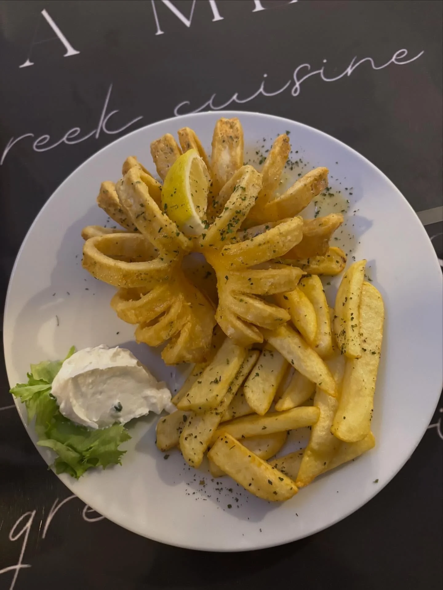 Urlaubsfeeling auf dem Teller 🌊🇬🇷 Calamari, Pommes und extra viel Tzatziki 🤍🍋 #GreekCuisine #FoodLover