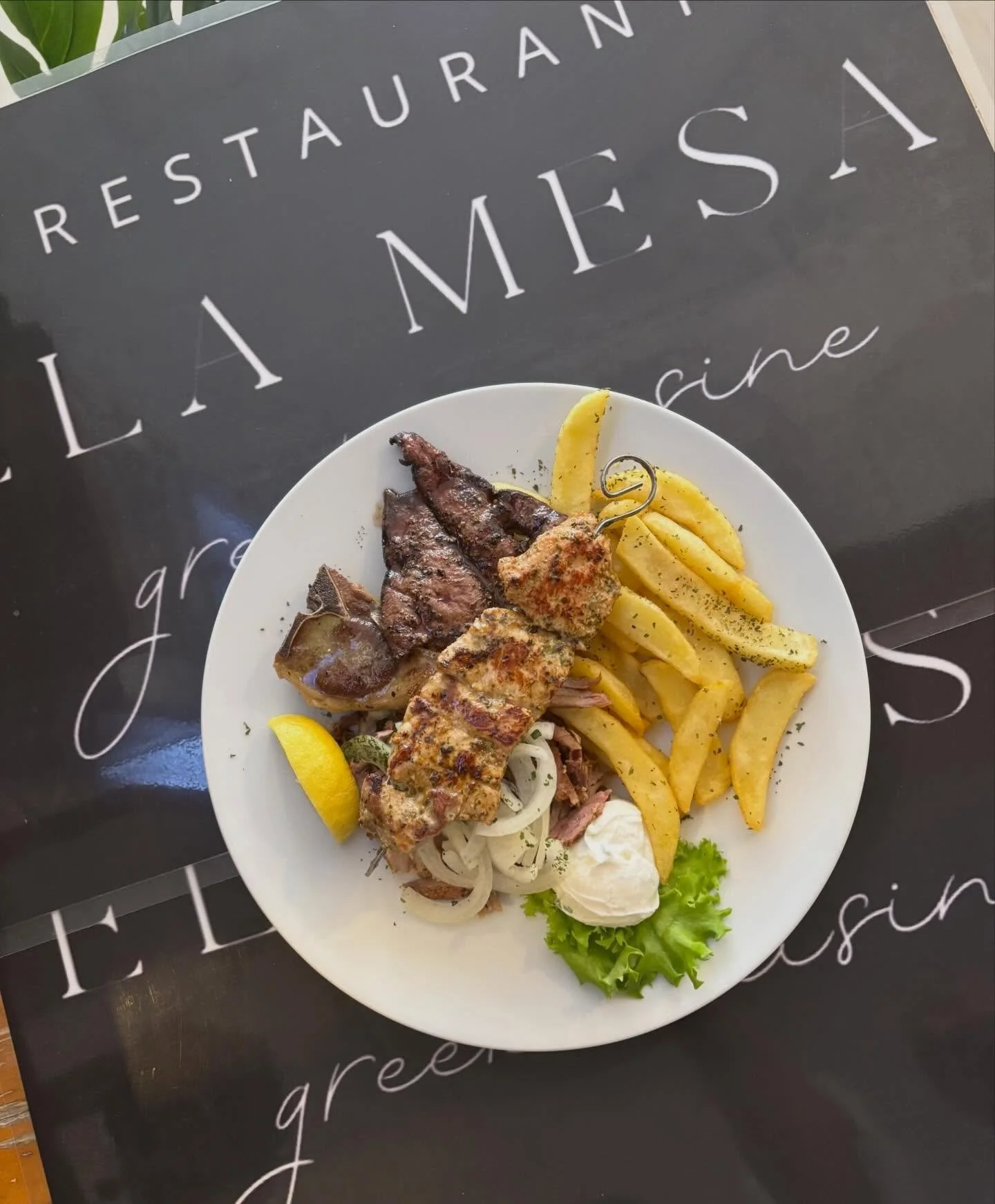 Mediterrane Raffinesse auf dem Teller 🇬🇷
Ob Fisch oder Fleisch &ndash; der Gast entscheidet selbst und genie&szlig;t zart gegrillte Spezialit&auml;ten, goldene Pommes, frische Zitrone und cremiges Tzatziki.
Ein Genussmoment voller Aroma und Traditi
