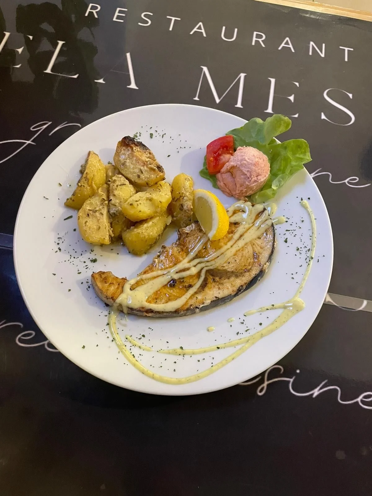 Meeresliebe auf dem Teller 🐚✨
Frische Muscheln, perfekt gew&uuml;rzter Fisch und ein Hauch von Zitrone &ndash; so schmeckt Urlaub! 🌊🍋
Genussmomente, die man nicht vergisst 💛

#seafoodlover #foodie #genuss #urlaubsvibes #freshfood instafood medite