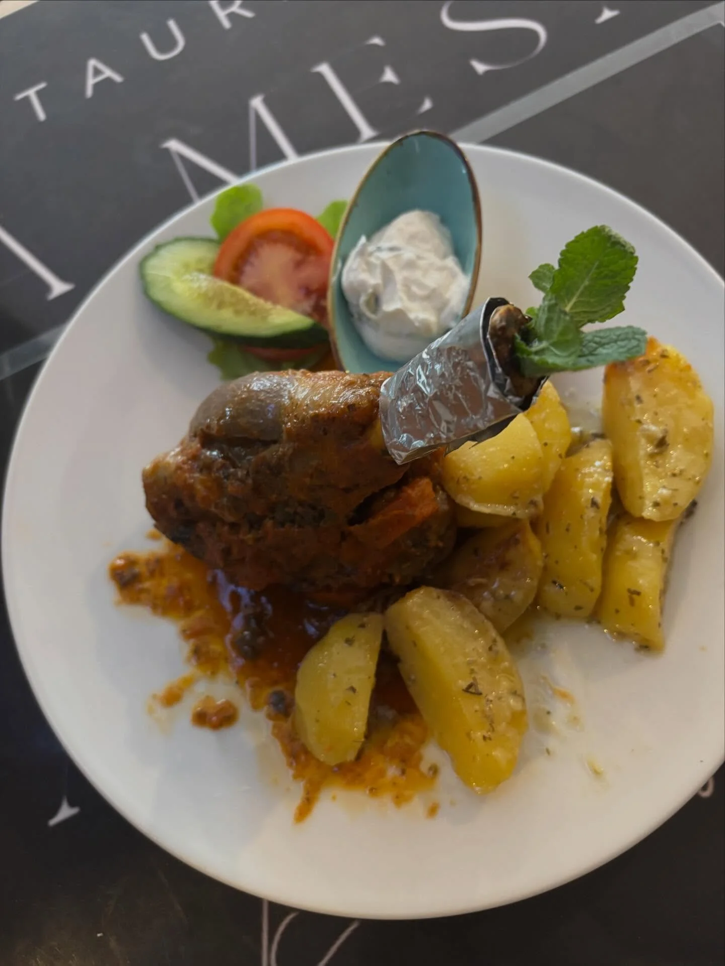 Frohe Ostern 🐣🌷

Zarte Lammhaxe mit knusprigen Ofenkartoffeln und frischen Beilagen &ndash; ein echter Ostergenuss.
Lasst es euch schmecken und genie&szlig;t die Feiertage! 💛