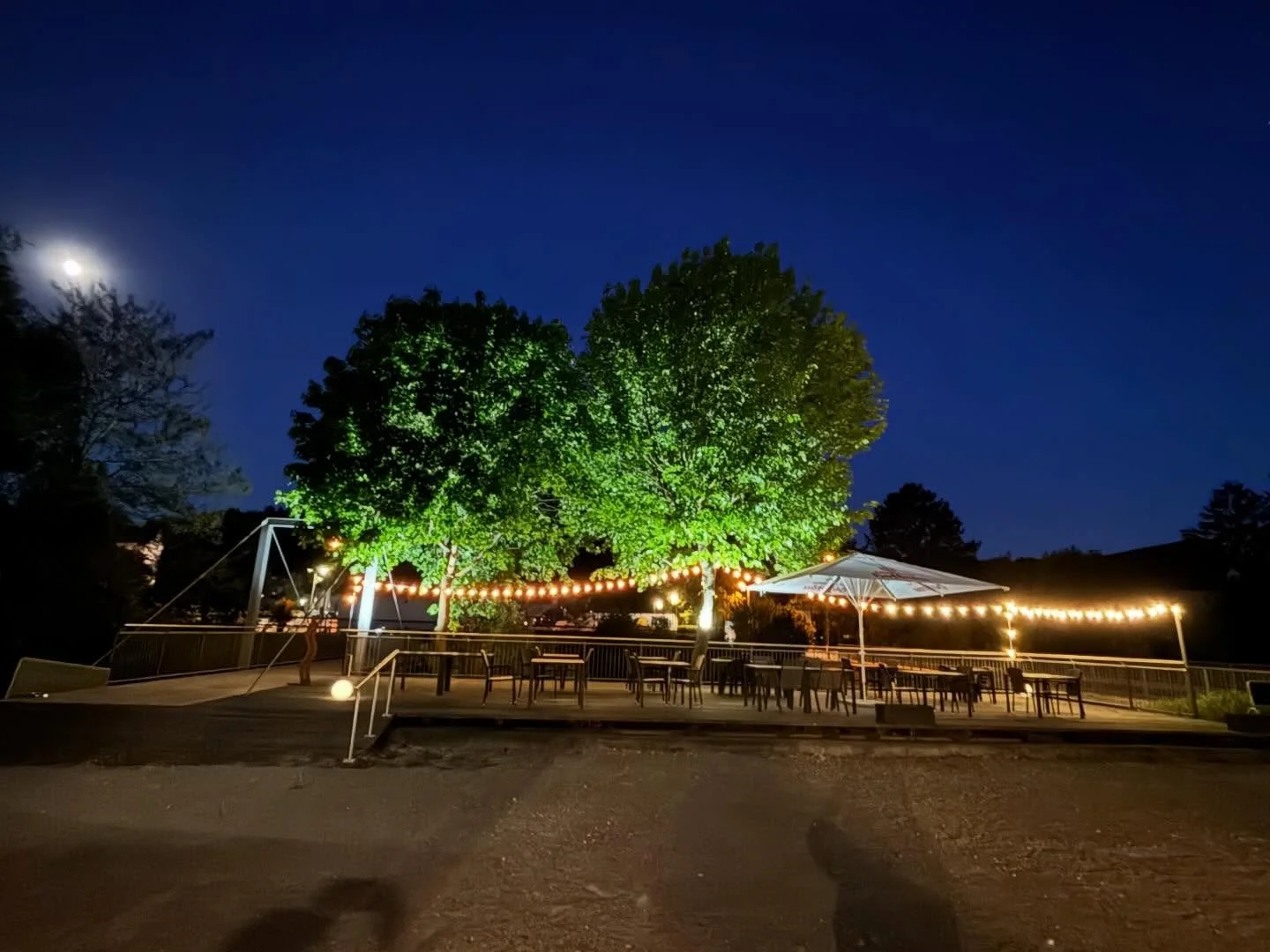 Ela Mesa Terrasse 🌿✨

Genie&szlig;t den Feiertag auf unserer wundersch&ouml;nen Terrasse unter freiem Himmel entspannt, gem&uuml;tlich und mit besonderem Ambiente. 🌙🍷

Am 1. Mai sind wir ge&ouml;ffnet von 11:30 bis 14:30 Uhr und von 17:00 bis 22:0