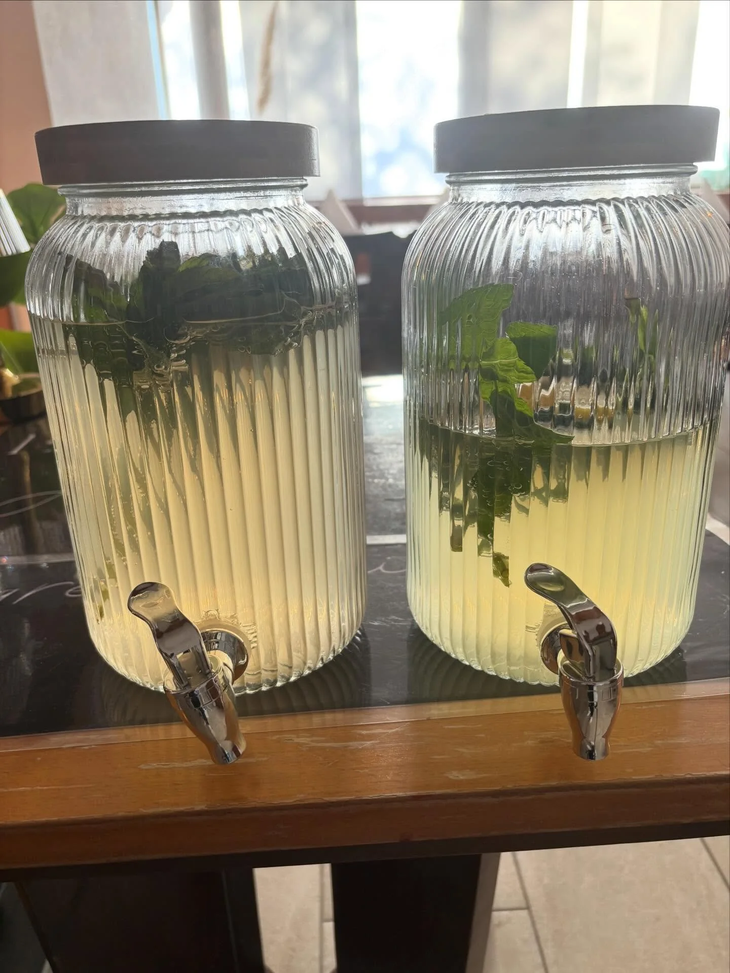 Neu bei Ela Mesa 🍋✨
Hausgemachte Limonade frisch, leicht und voller Geschmack!
Mit echter Minze Limette Holunder Maracuja und Pfirsich perfekt f&uuml;r warme Tage 🌿💛

Vorbeikommen, probieren und genie&szlig;en!