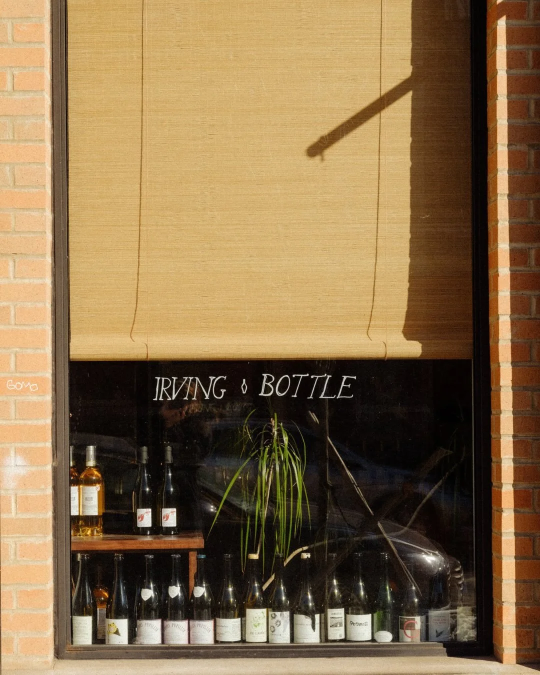 charming entryway details at the newly redesigned @irvingbottle.⁠
⁠
designer: @shelbiecoxstudio⁠ x @formfineinteriors⁠
📷 @maddyrotman⁠
⁠
__⁠
⁠
#shelbiecoxstudio #nycinteriordesigner #adprodirectory⁠
⁠
shelbie cox studio, brooklyn interior designer, 