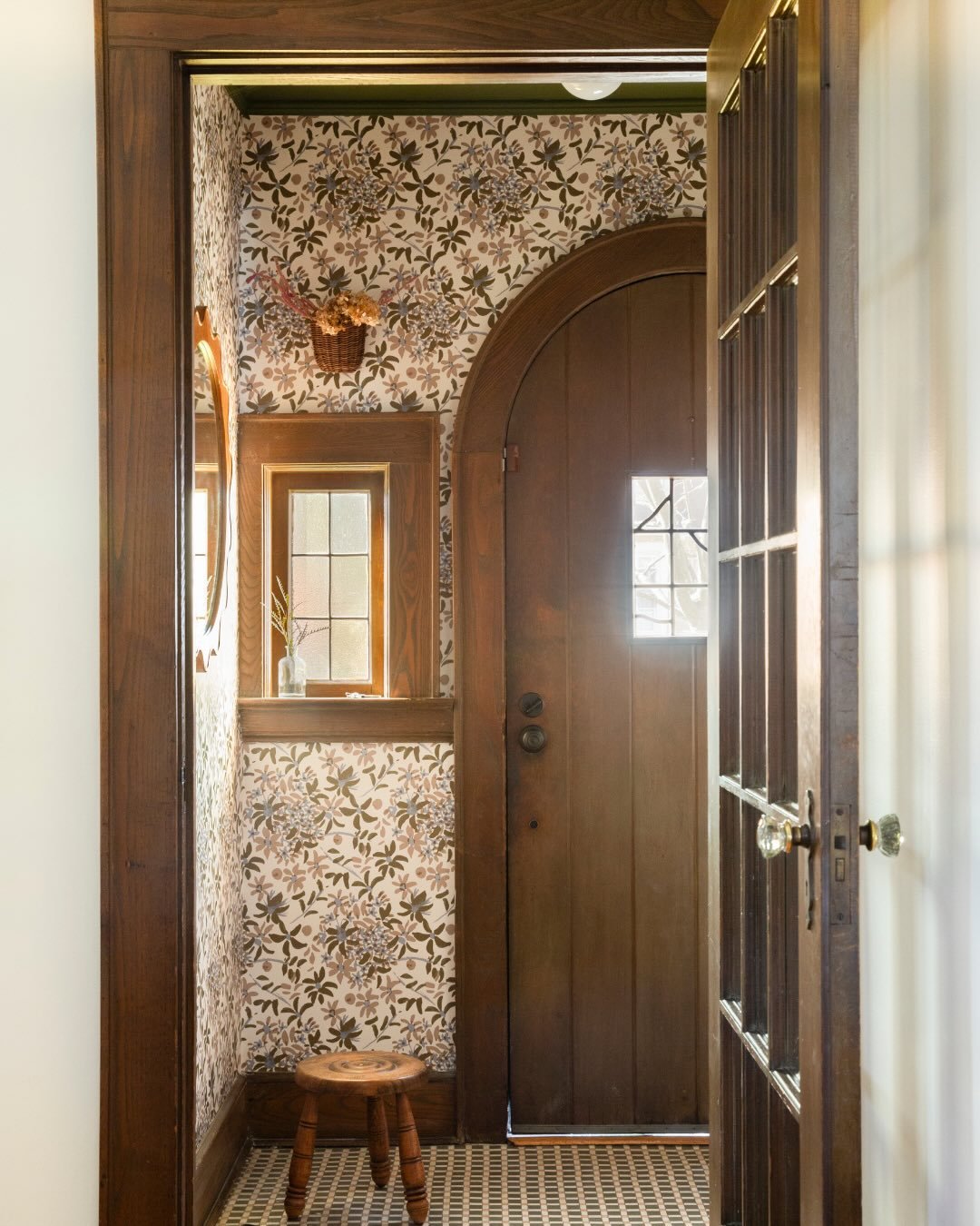 storybook charm was the theme for our maplewood entry. we refreshed the space with a bold floral wallpaper and a matching forest green ceiling to complement the original mosaic tile floor and arched front door. ⁠
⁠
designer: @shelbiecoxstudio⁠
📷 @mo