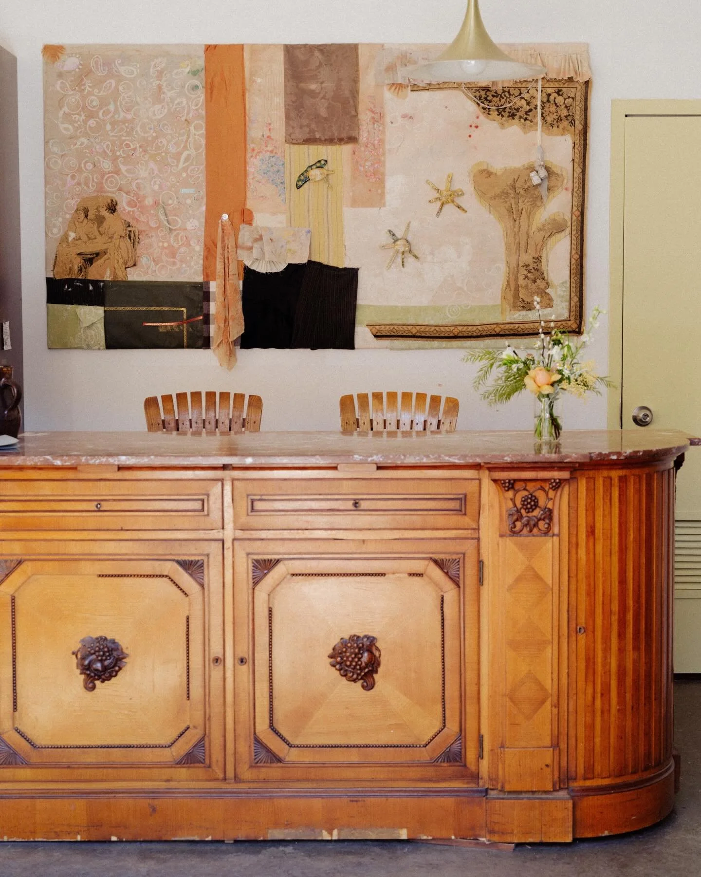 irving bottle shop features a gorgeous, carved vintage buffet - a serendipitous local find refitted to serve as the shop&rsquo;s register.⁠

the large scale textured artwork layers perfectly with the wood tones. custom commissioned by new york based 