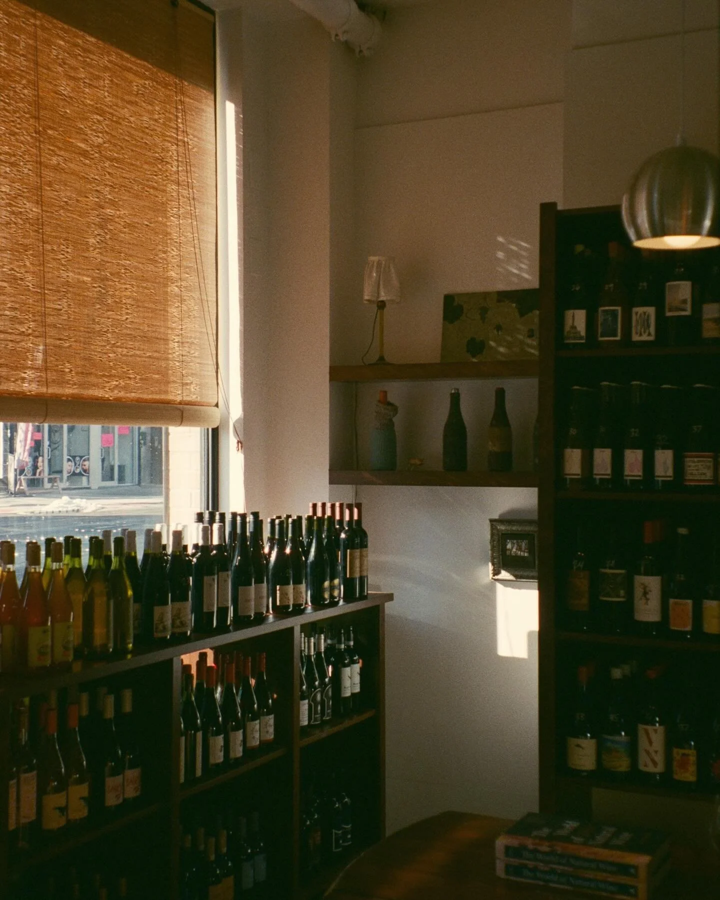 irving bottle on film ft. some very dear and talented friends. ⁠
⁠
i&rsquo;ll never get over how sunlight moves through this space.⁠
⁠
designer: @shelbiecoxstudio x @formfineinteriors ⁠
📷️ @maddyrotman⁠
⁠
⁠#shelbiecoxstudio #nycinteriordesigner #adp