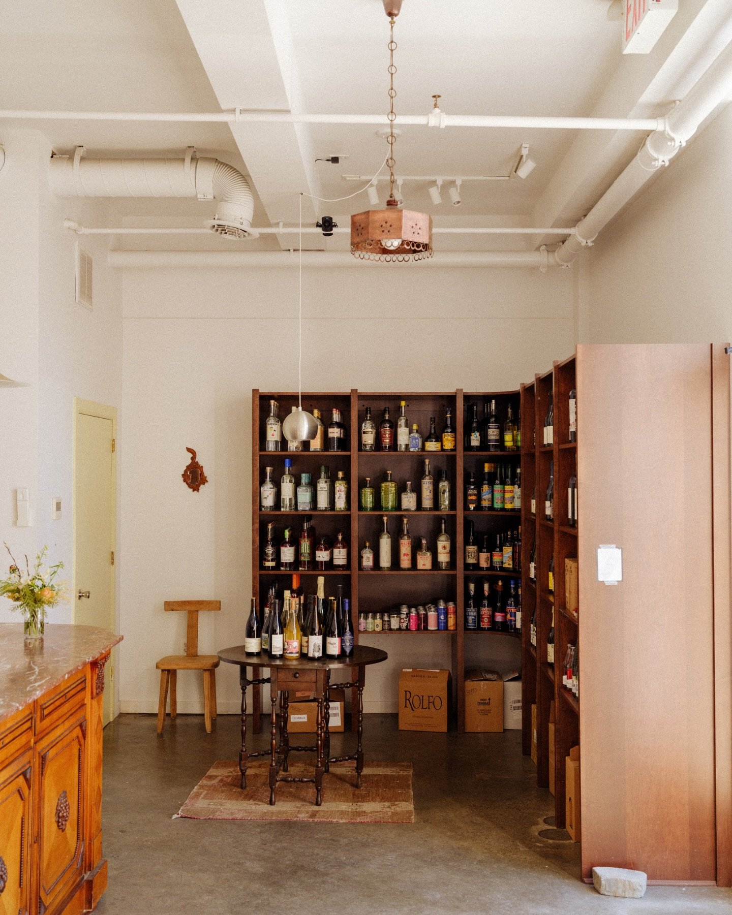 sunny captures from inside @irvingbottle. ⁠
⁠
this collaboration between friends, family, artists and artisans was a true labor of love for everyone involved. so thrilled to see the doors open and the wine flowing.⁠
⁠
designer: @shelbiecoxstudio x @f