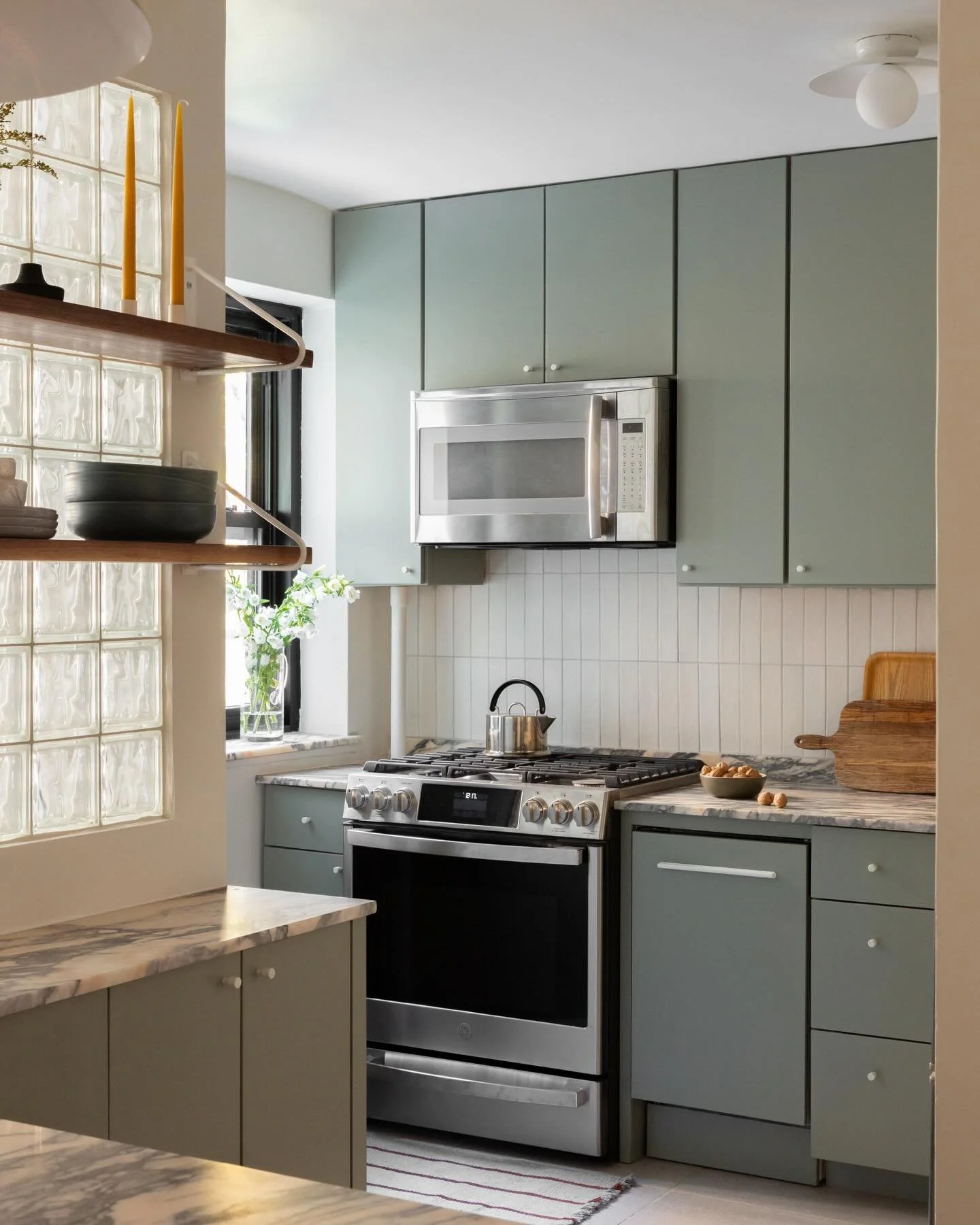 our client came to us after purchasing this brooklyn apartment in her dream neighborhood. though it (mostly) worked functionally, it was aesthetically lacking.⁠
⁠
we addressed the chopped-up kitchen layout by extending the footprint and swapping the 