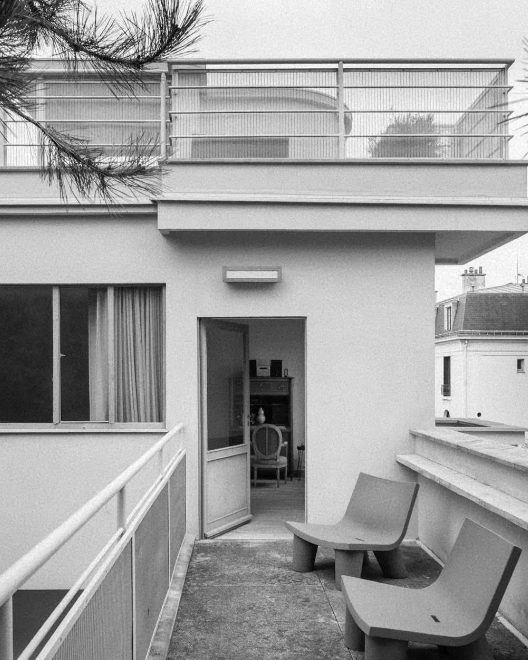 currently drawing inspiration from le corbusier for an active project. clean lines, sculptural silhouettes and rich wood tones that are just as relevant today as they were nearly a century ago. i think that's kind of the goal. ⁠
⁠
📷️ pinterest⁠
__⁠
