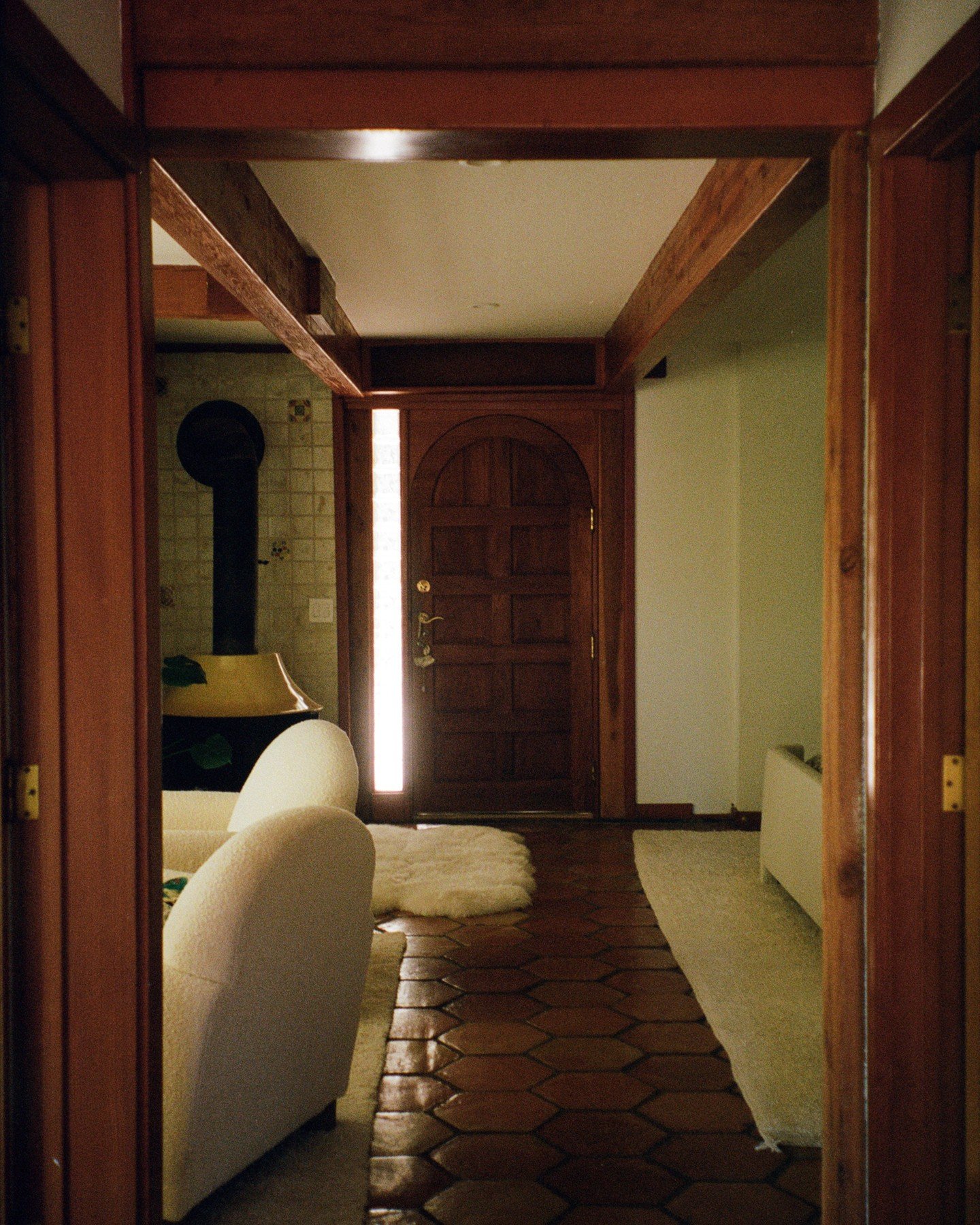 san anselmo home on film: pt i 📷️⁠
⁠
this house was bursting with soul even before we got our hands on it. douglas fir runs throughout, so we let it lead the way, layering in hits of green, textiles and a few well-placed patterns alongside it.⁠
⁠
de