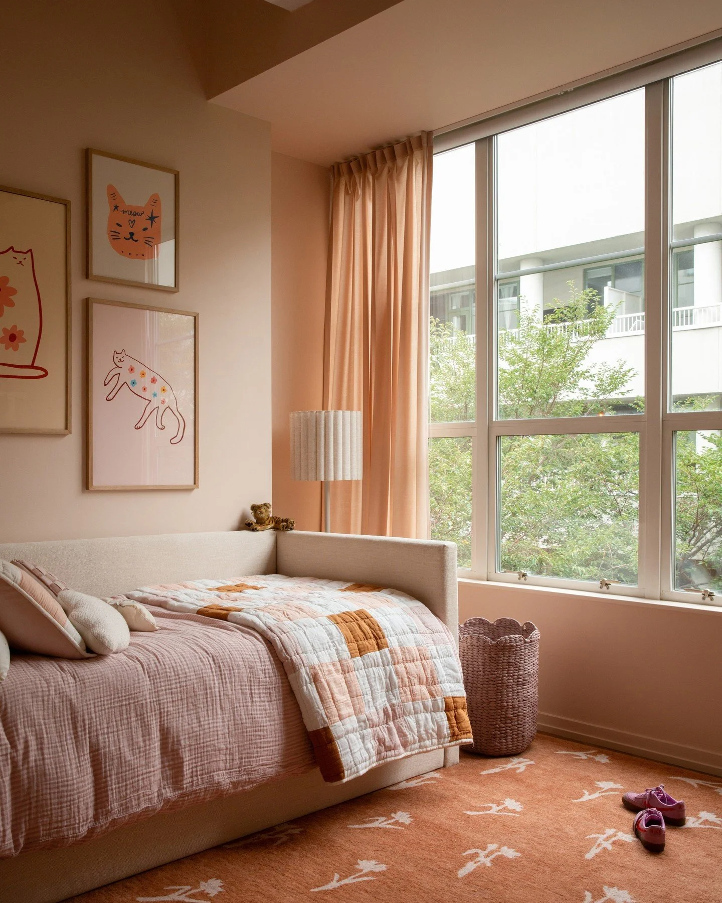 for the girls room at project kent, we cut through the sweetness of the peachy pink with some special details to ensure the space grows seamlessly with this spunky kid.⁠
⁠
designer: @shelbiecoxstudio⁠
📷 @molly_haas⁠
__⁠
⁠
⁠#shelbiecoxstudio #nycinte
