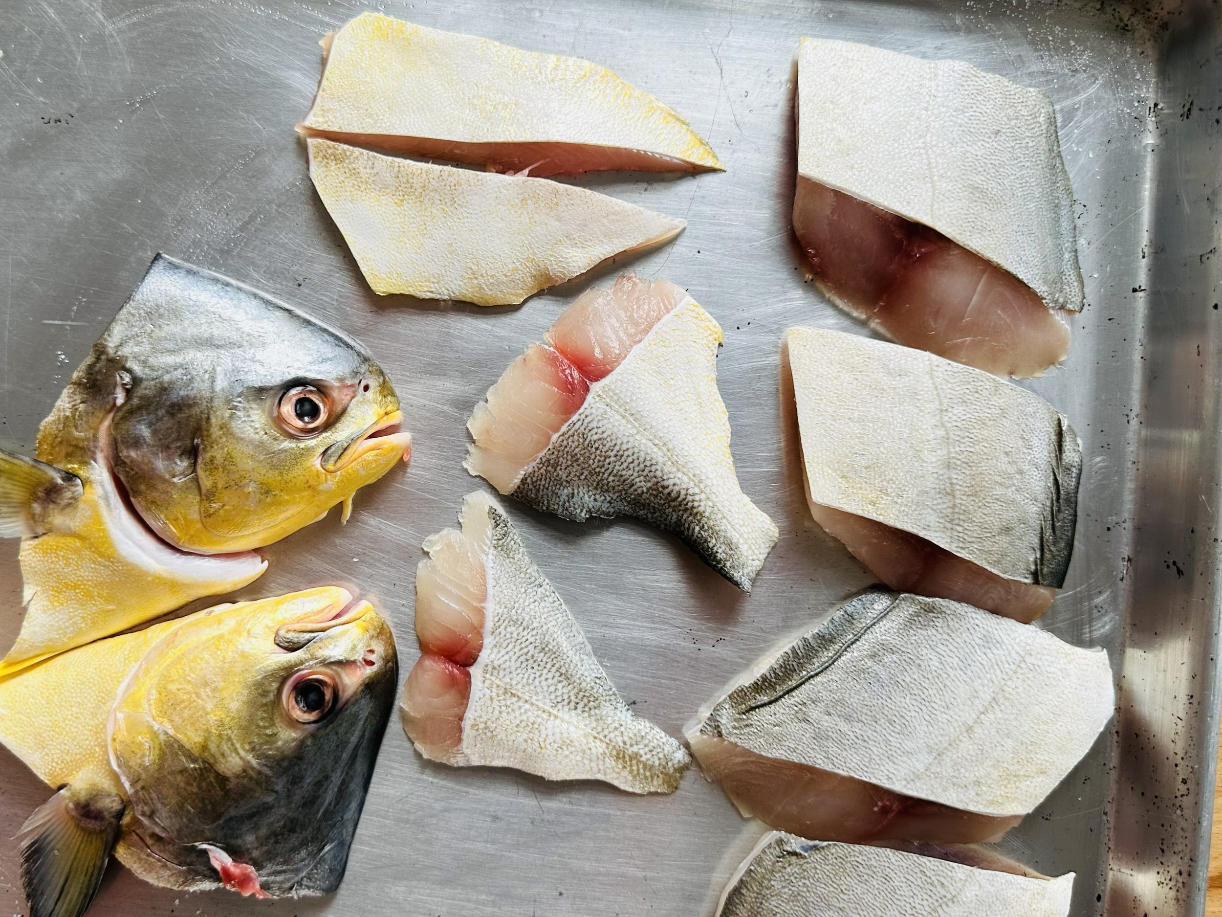 Pomfret Cutting into pieces