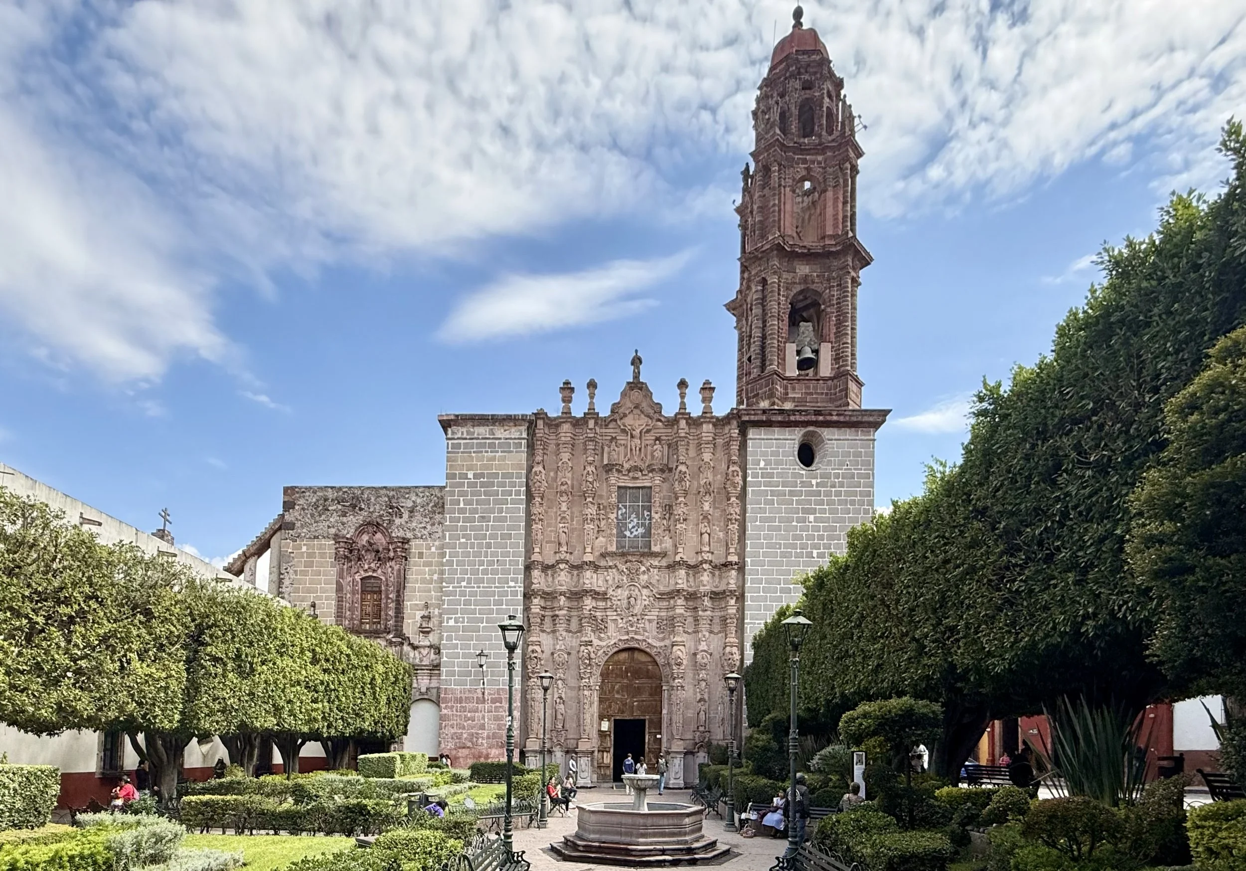 The ornate façade of the Templo de San Francisco, a Churrigueresque church in San Miguel de Allende.