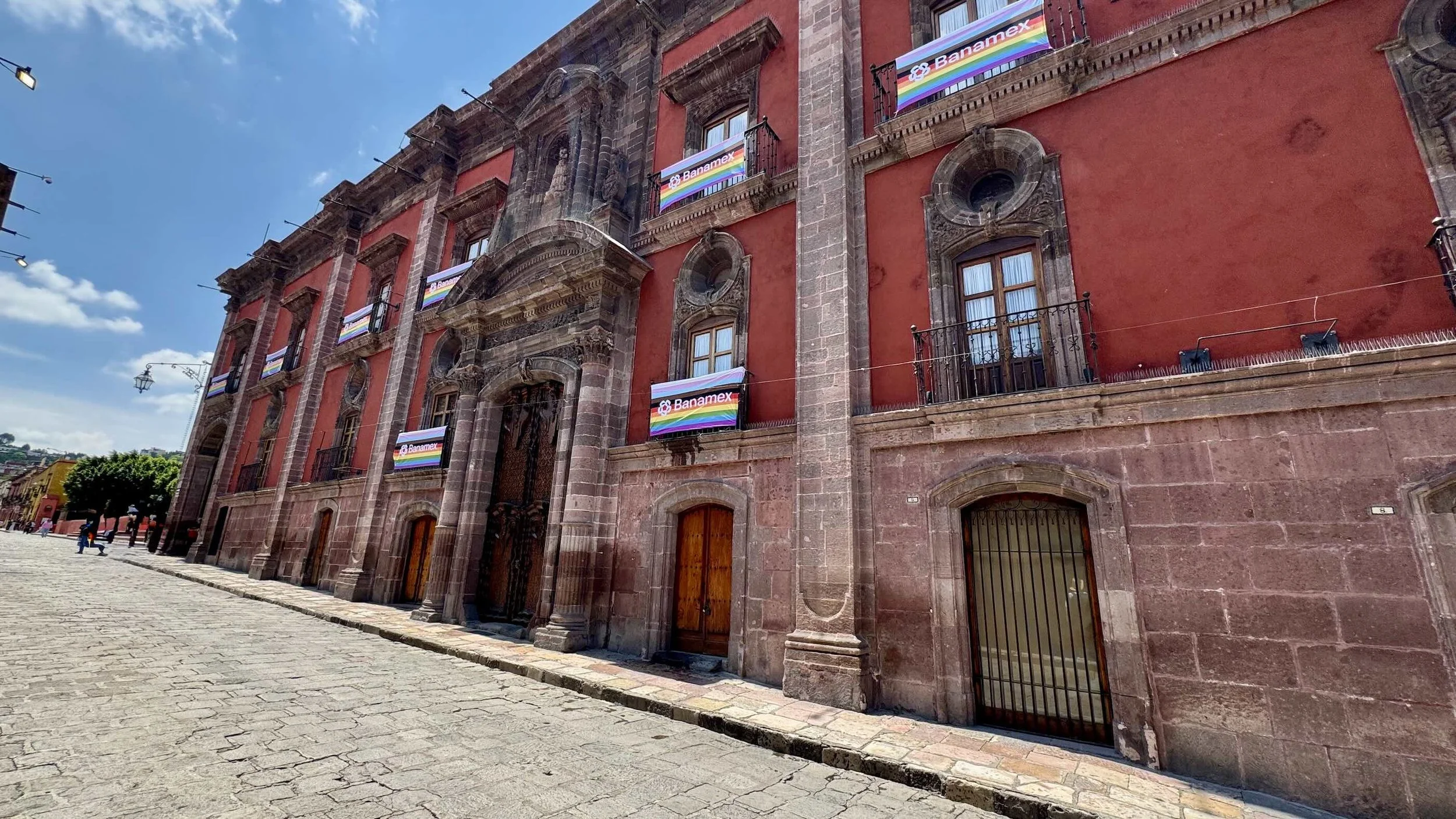 The historic Casa del Mayorazgo de la Canal overlooking the Jardín Principal in San Miguel de Allende, featuring an elegant carved stone entrance.