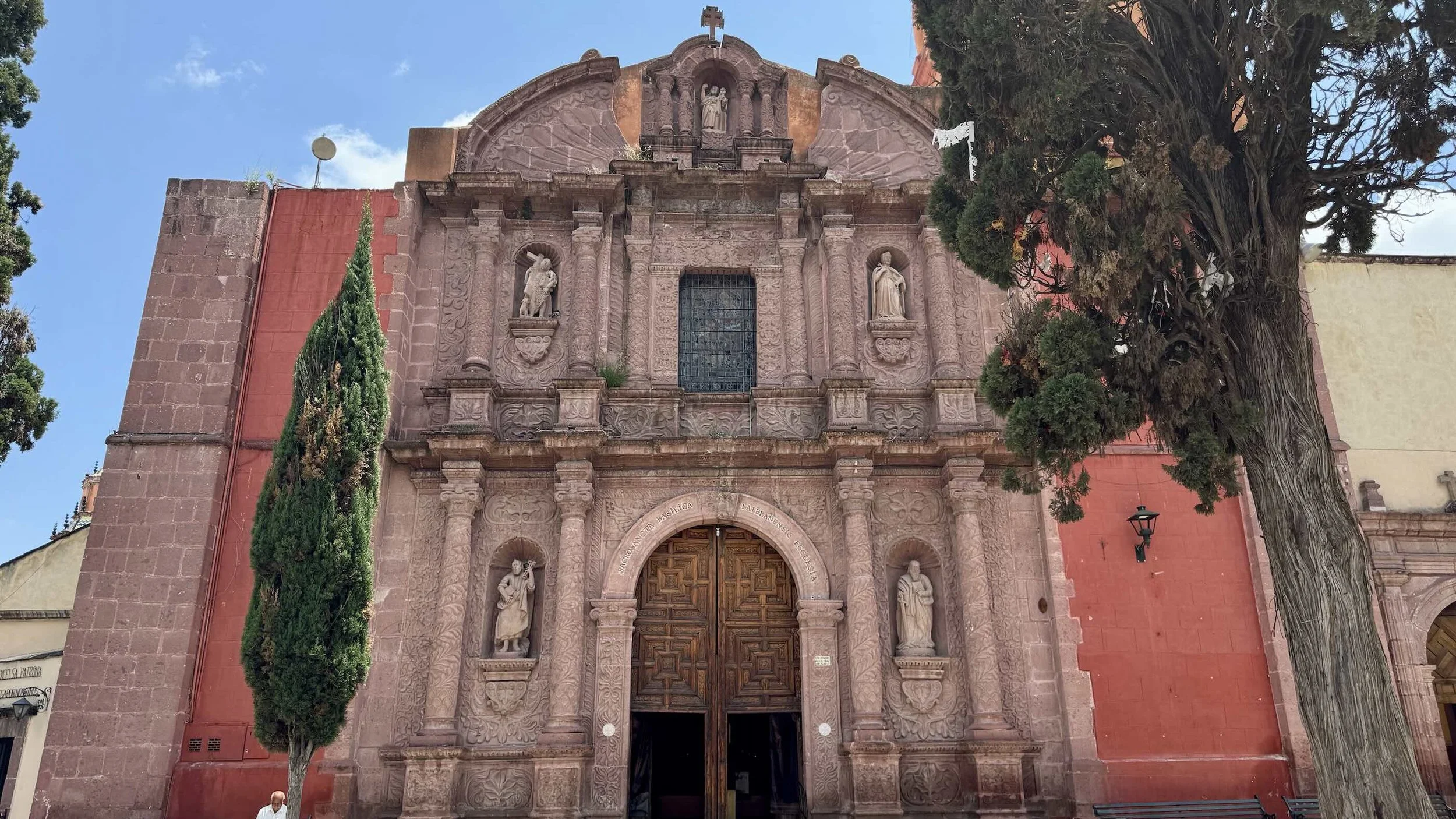The Baroque façade and domes of El Oratorio de San Felipe Neri in the historic center of San Miguel de Allende.