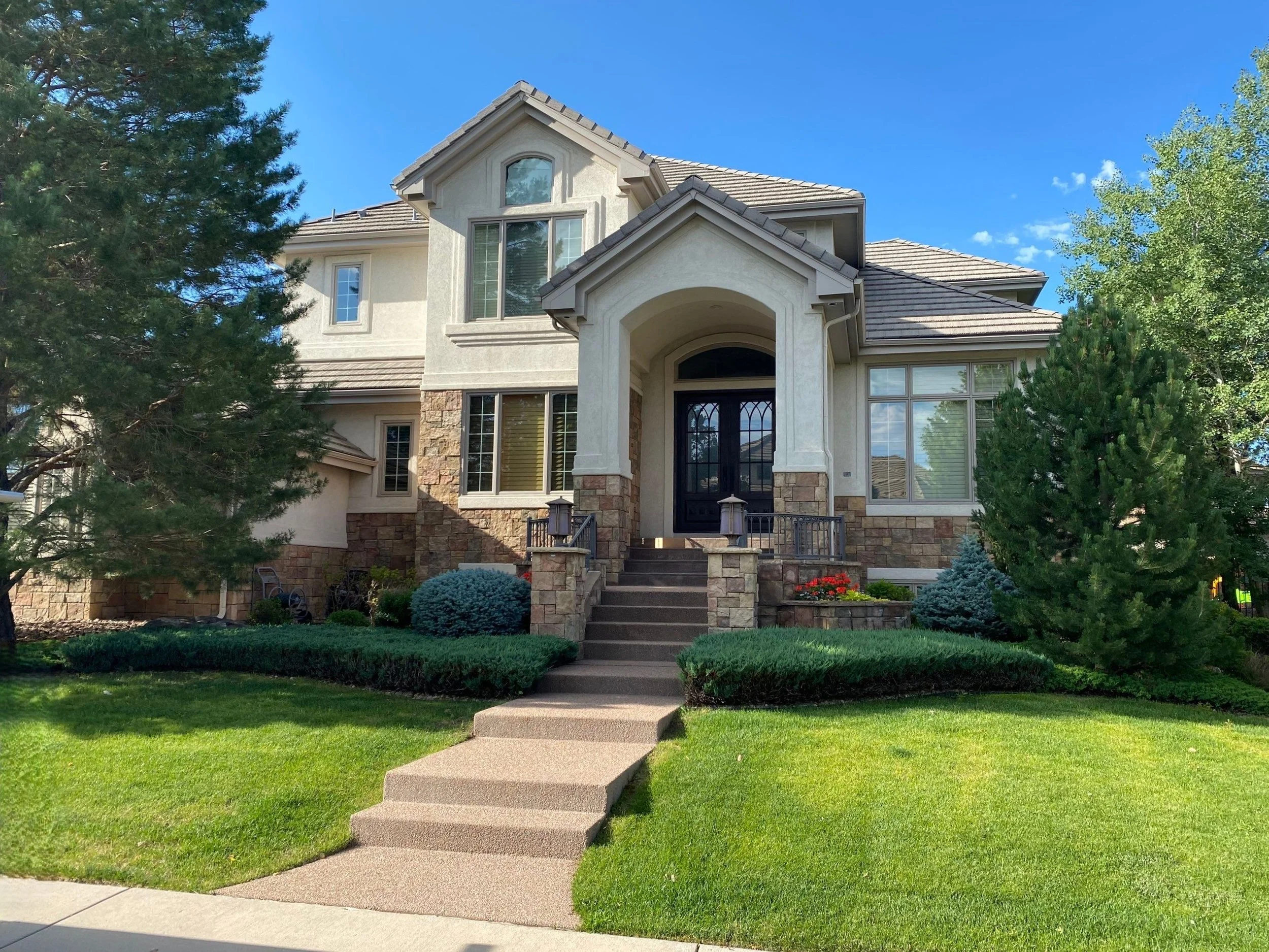 lone-tree-co-custom-home-seamless-gutter-installation.jpg