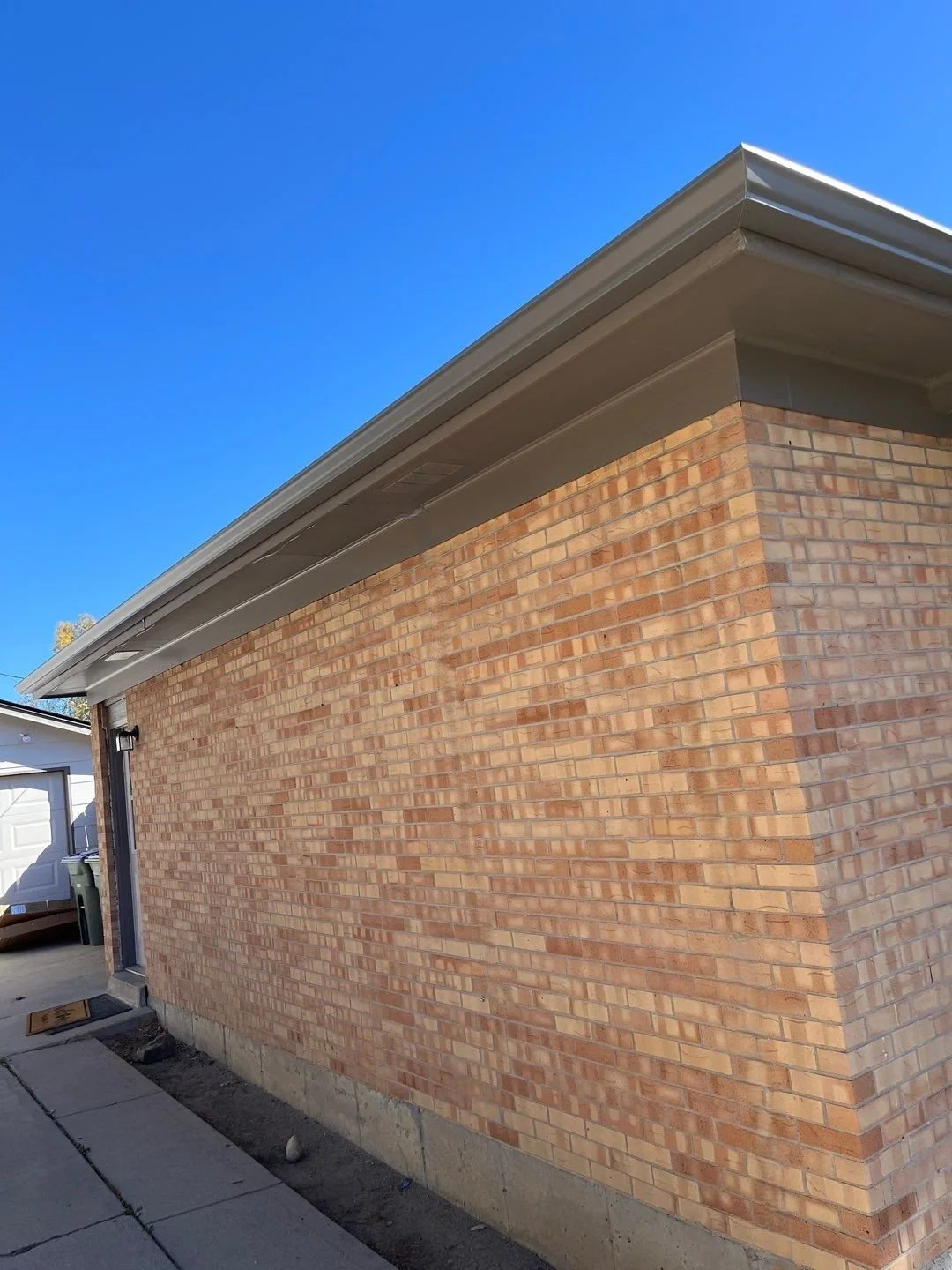 northglenn-co-white-seamless-gutter-brick-home.jpg