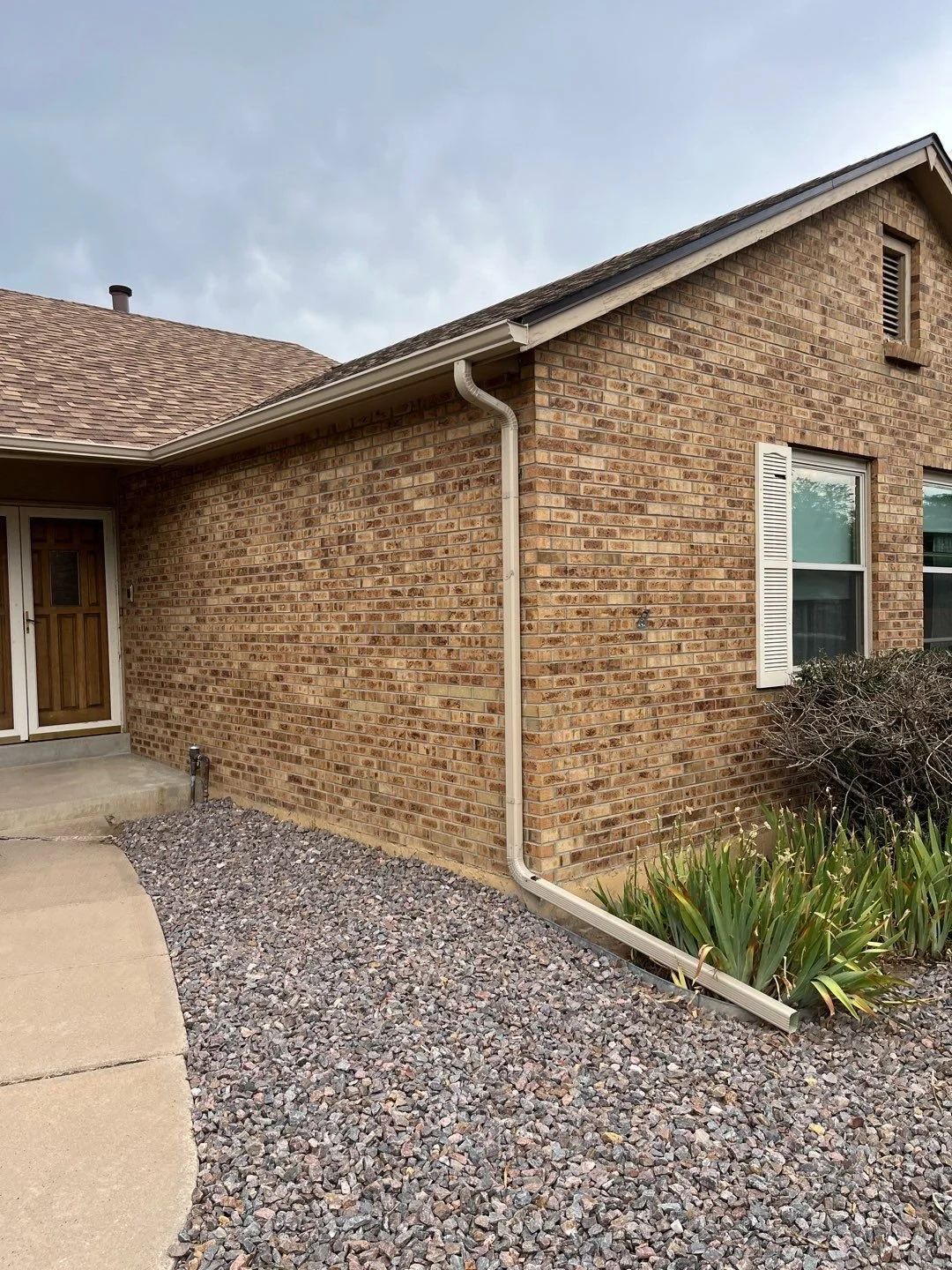 aurora-co-seamless-gutter-downspout-brick-home-01.jpg