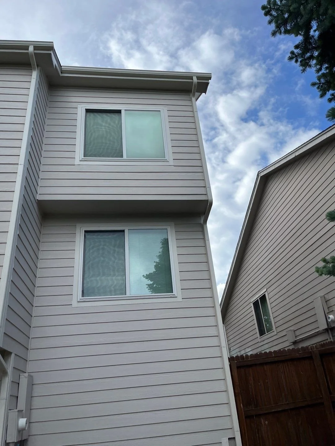 Completed 5-inch seamless gutter installation along the upper side roofline of a Green Mountain home.