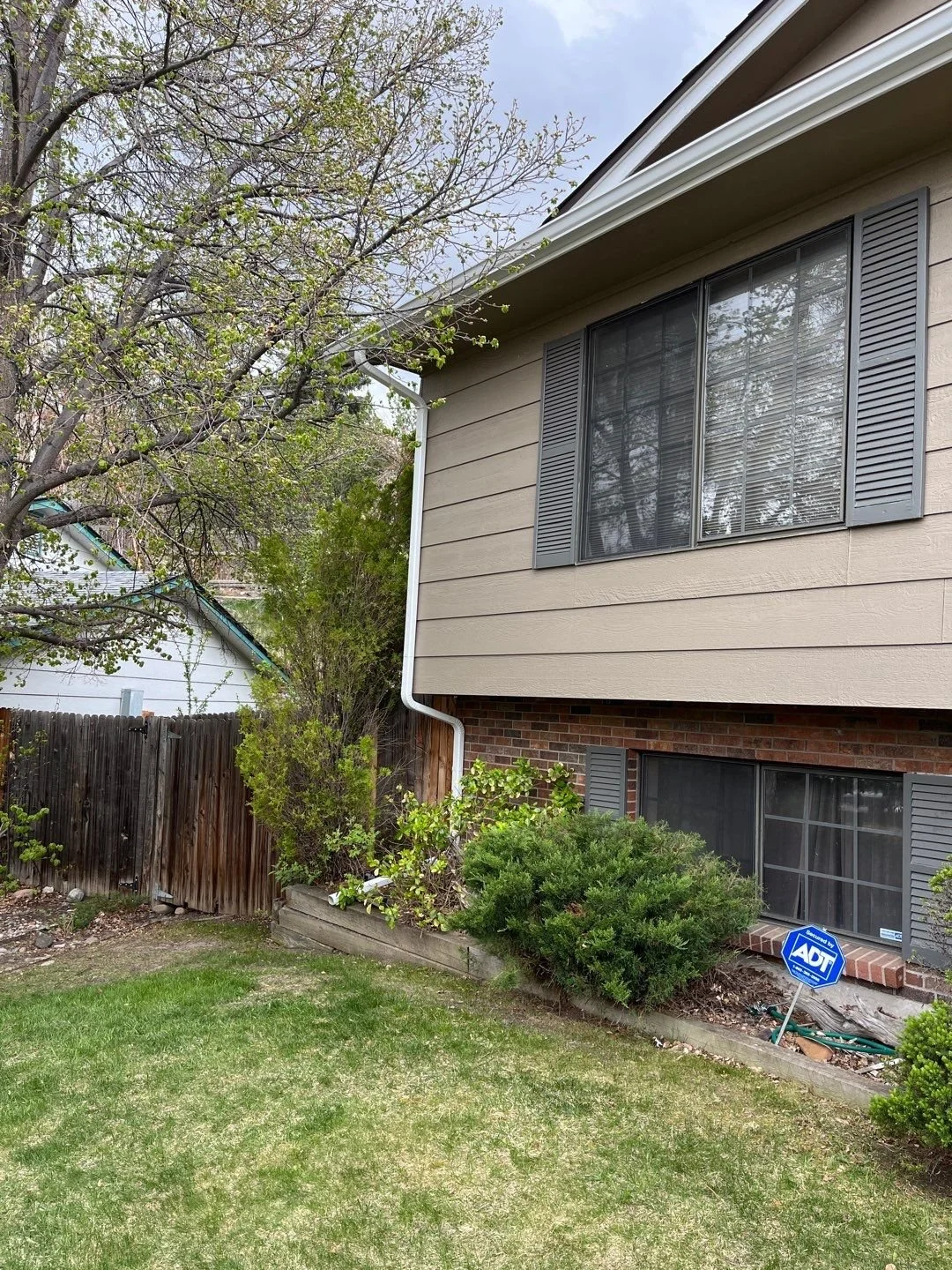 littleton-co-split-level-home-gutter-and-downspout.jpg