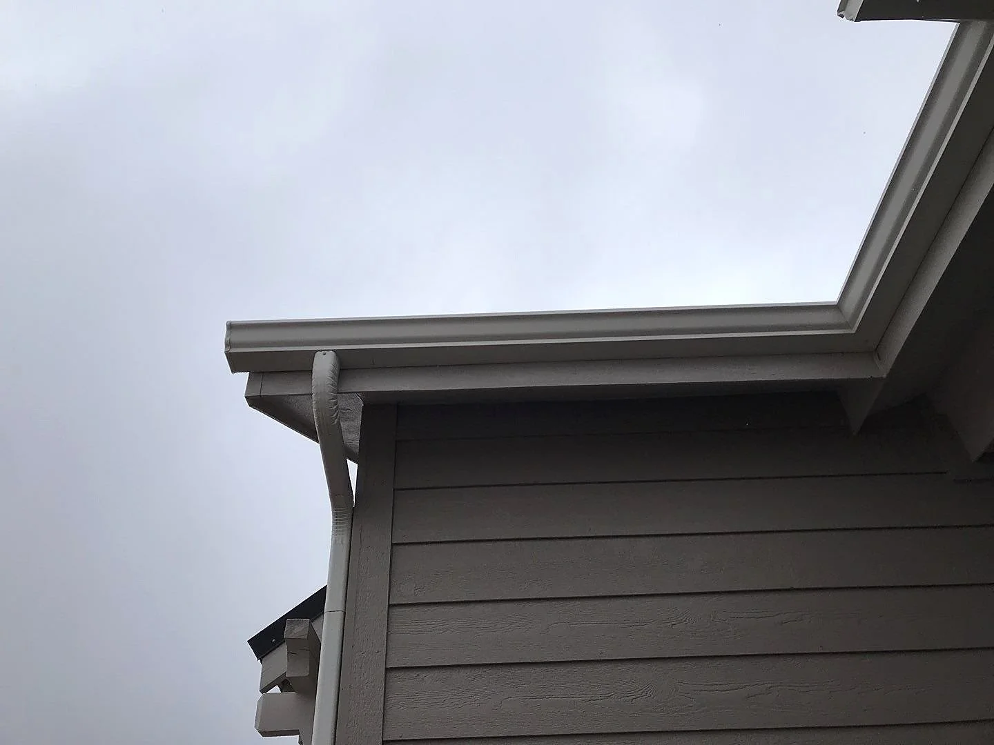 arvada-co-seamless-gutter-corner-and-downspout.jpg