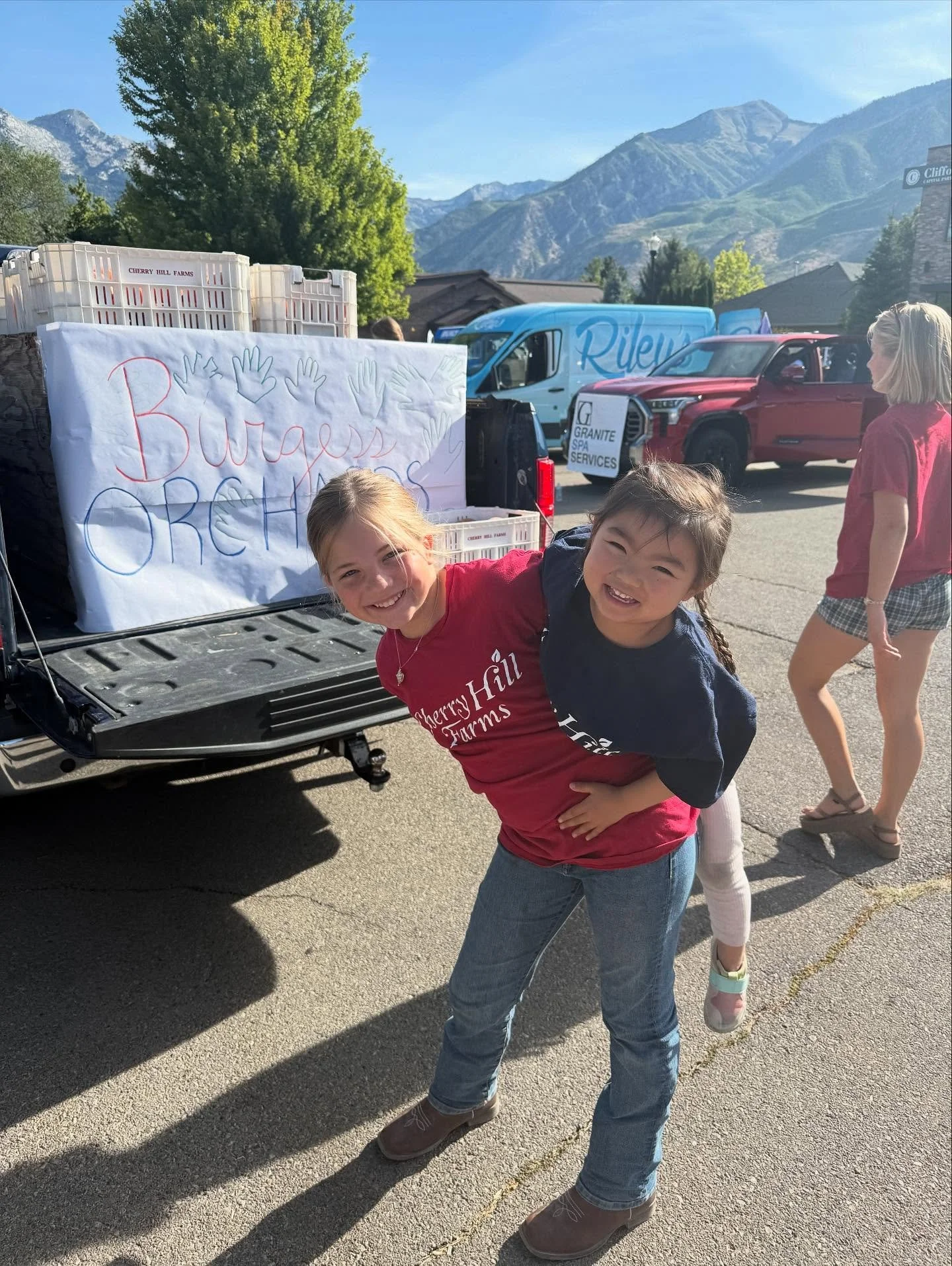 We love passing out peaches to our friends and neighbors in Alpine to celebrate Alpine Days! 🍑❤️