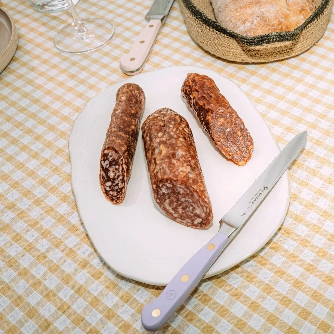 Nothing says summer like a sunny picnic ☀️🥖 Slice every delicious bite with ease (and style) using W&Uuml;STHOF's Classic Color Pink Himalayan Salt and Purple Yam knives 🌸✨ Shop your favorite color today!